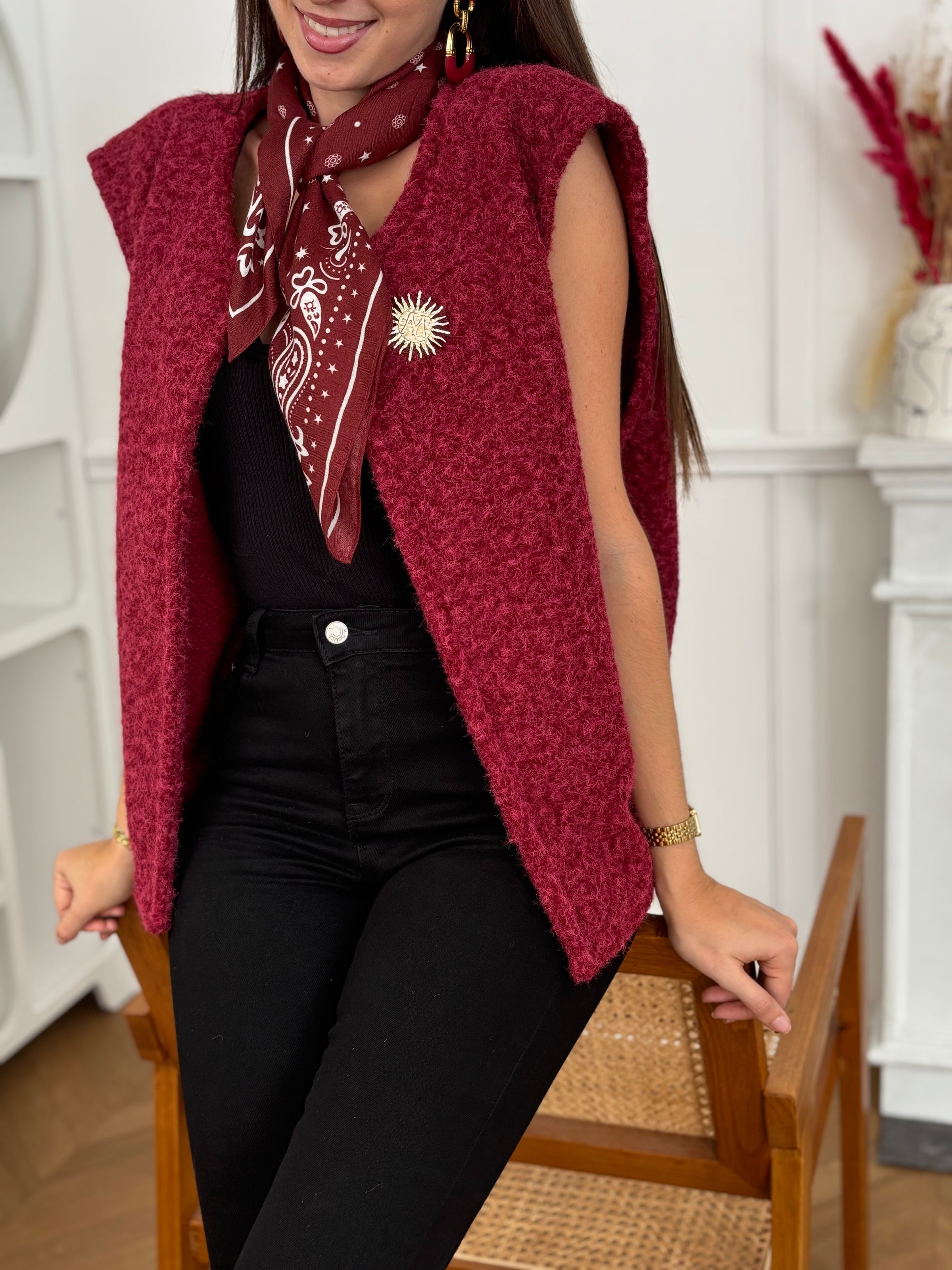 Découvrez notre veste sans manches femme couleur bordeaux, à l’effet moumoute tendance et douce. Son col V élégant est rehaussé d’une broche dorée amovible sur le devant pour un style raffiné. Une pièce moderne et confortable, idéale pour compléter vos tenues d’automne et d’hiver.