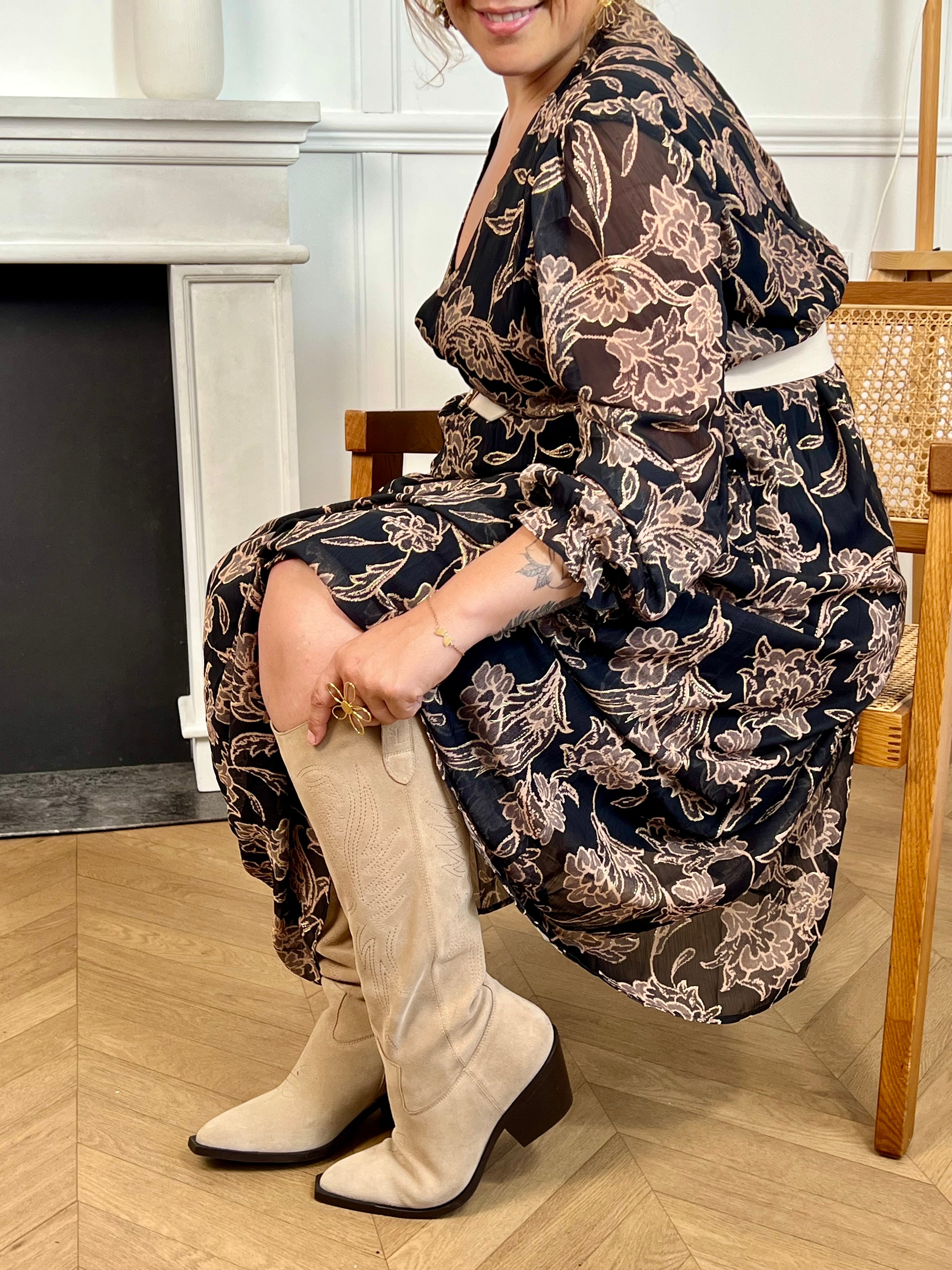 Cette robe longue à motifs Lyvia offre un confort parfait grâce à sa taille et ses poignets élastiques qui épousent délicatement toutes les silhouettes. Son col cache-cœur met en valeur le décolleté tandis que ses manches longues apportent une élégance intemporelle.