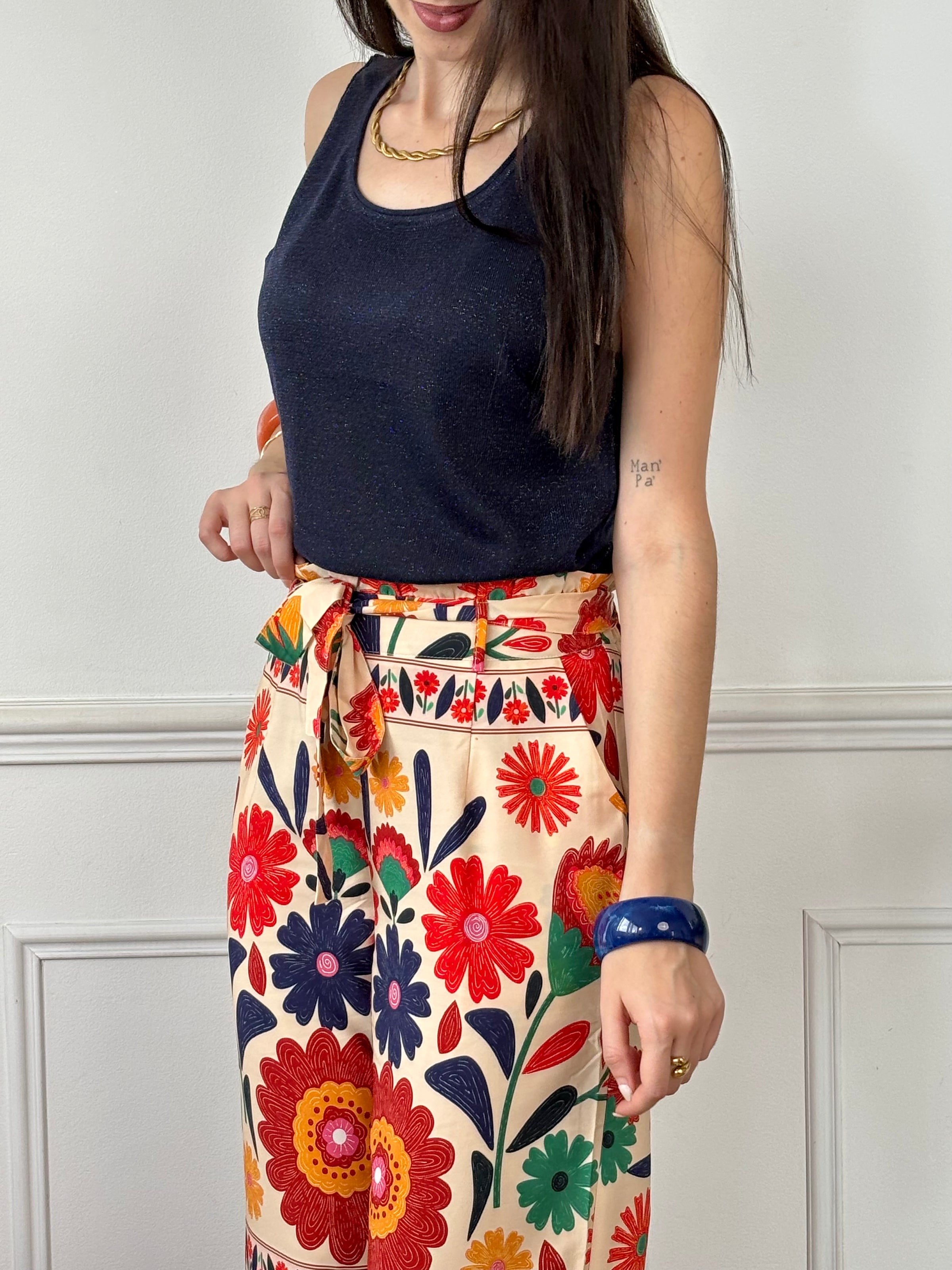 Ce pantalon coloré Teiva pour femme allie confort et style avec sa coupe ample et sa taille élastique au dos. Pratique, il dispose de passants pour ceinture accompagnés d’une ceinture amovible, ainsi que de deux poches latérales. Ses motifs floraux apportent une touche fraîche et féminine à votre tenue, idéale pour un look décontracté et élégant au quotidien.
