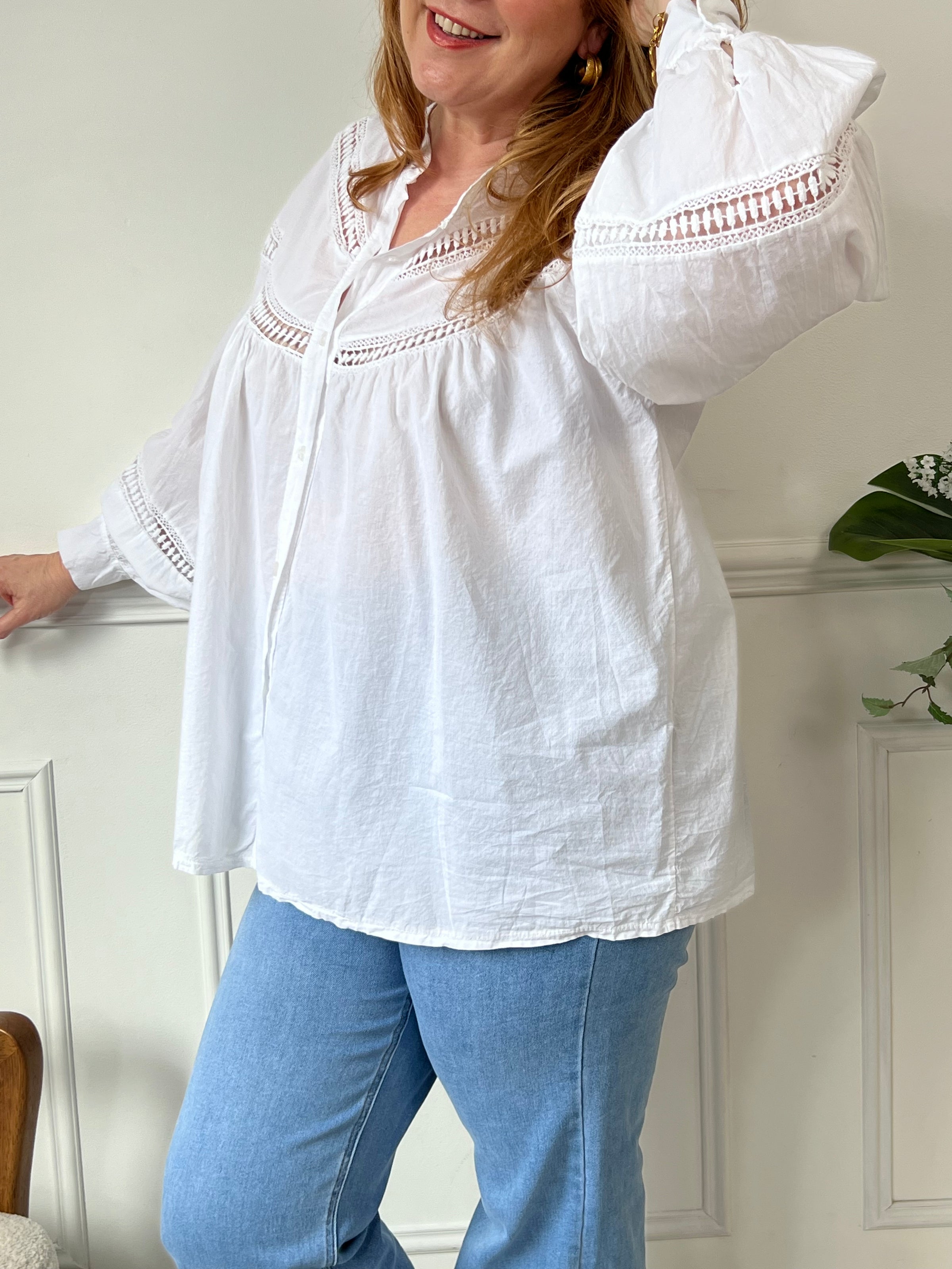 Cette chemise écrue manches longues Angelina est à la fois élégante et pleine d'esprit. Parfaite pour ajouter une touche de fantaisie à votre tenue avec ses boutons et broderies uniques sur le devant et aux manches. La broderie ajourée ajoute une touche de légèreté à cette chemise classique.