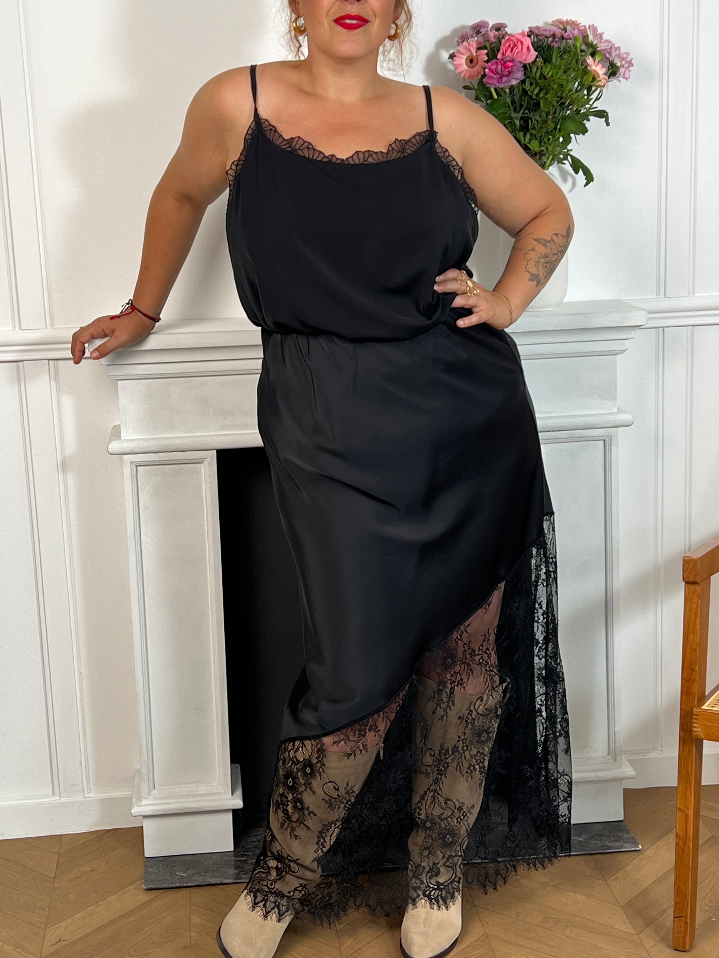 Cette jupe longue noire grande taille est conçue pour allier confort et élégance. Sa taille élastique assure un ajustement parfait, tandis que la dentelle ajourée sur le bas apporte une touche délicate et féminine.