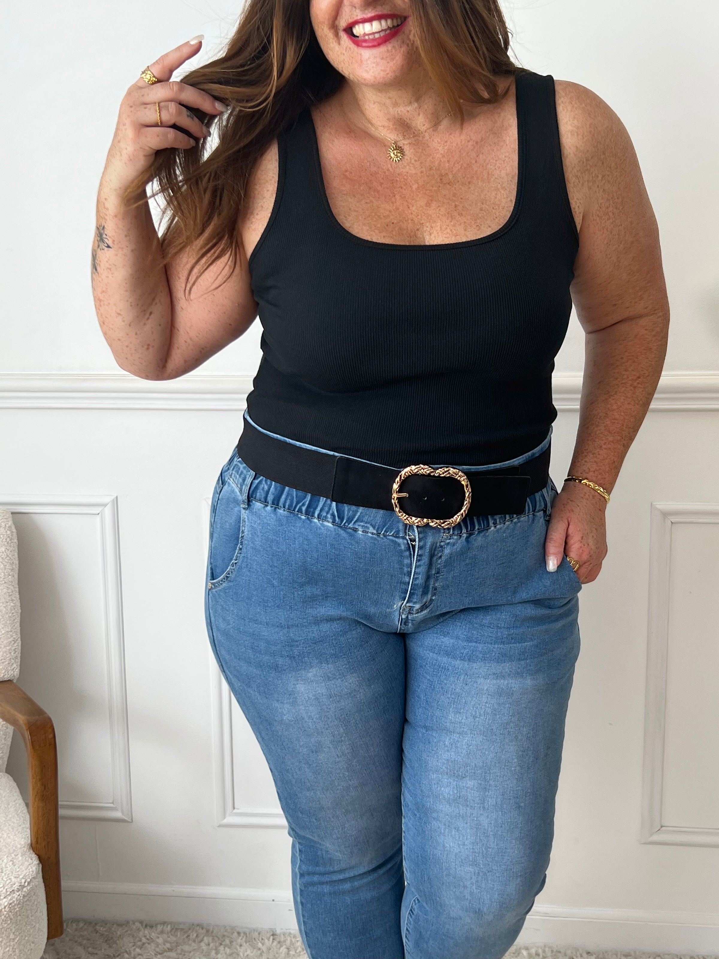 Indispensable du dressing, ce top débardeur noir sans manches mise sur la simplicité et l’efficacité. Sa coupe épurée en fait une pièce facile à porter et à associer, parfaite en toute saison, seule ou sous une veste.