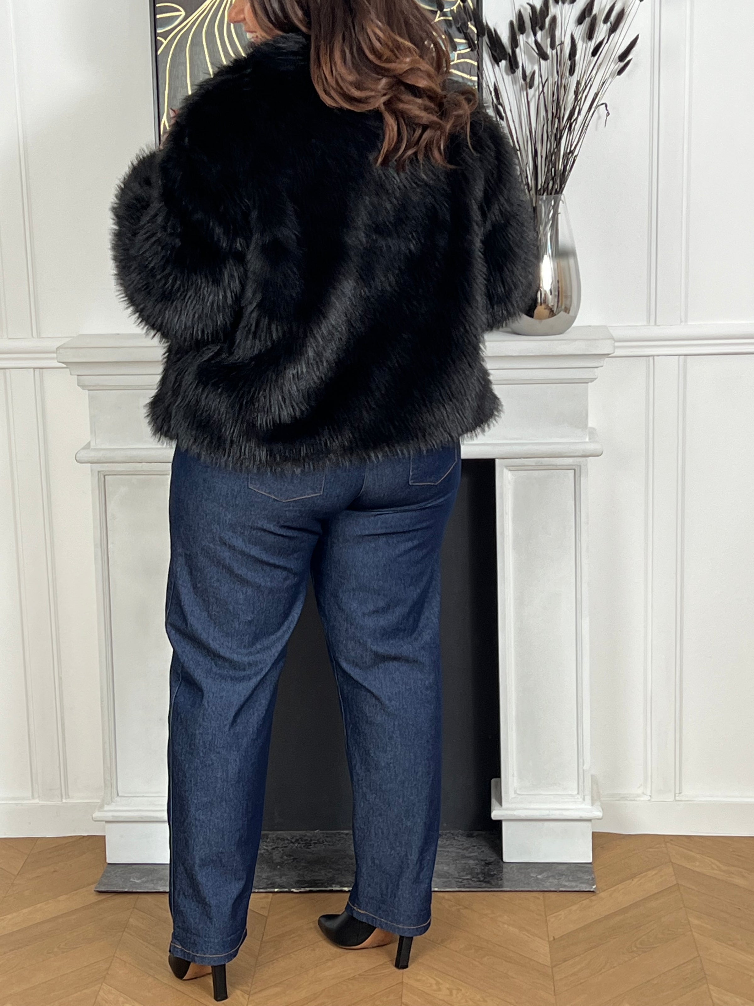 Cette veste noire grande taille Talia allie élégance et confort avec sa fausse fourrure douce qui apporte une touche chaleureuse et luxueuse. Ses manches longues et son col revers offrent une silhouette soignée et tendance, parfaite pour les journées fraîches.