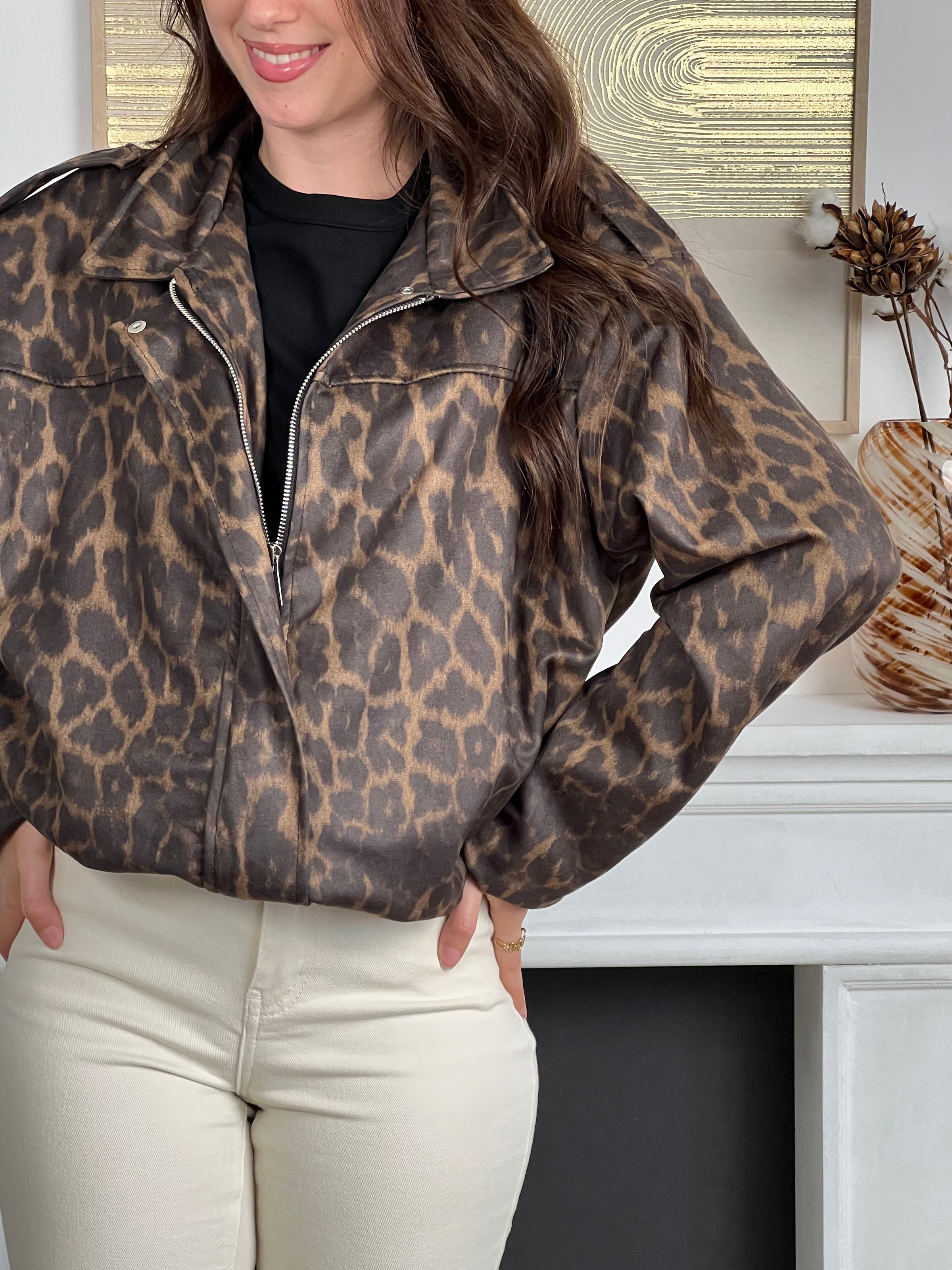 La pièce incontournable de la saison : la jupe short léopard. Avec son imprimé audacieux et sa taille élastique ultra confortable, elle devient l’alliée parfaite pour un look tendance, pratique et facile à porter au quotidien.