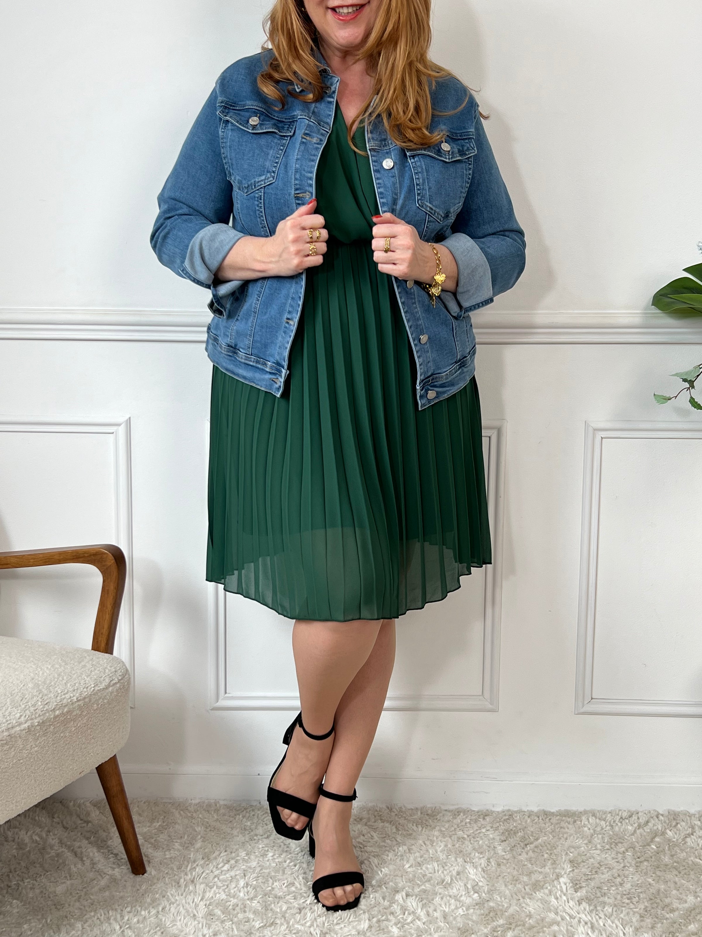 Mettez vos courbes en valeur avec style grâce à cette robe courte plissée verte grande taille. Son col cache cœur et ses manches longues apportent une touche sophistiquée, tandis que son effet plissé ajoutera du dynamisme à votre look. Disponible en vert, cette robe est doublée (sauf aux manches) pour un confort optimal.