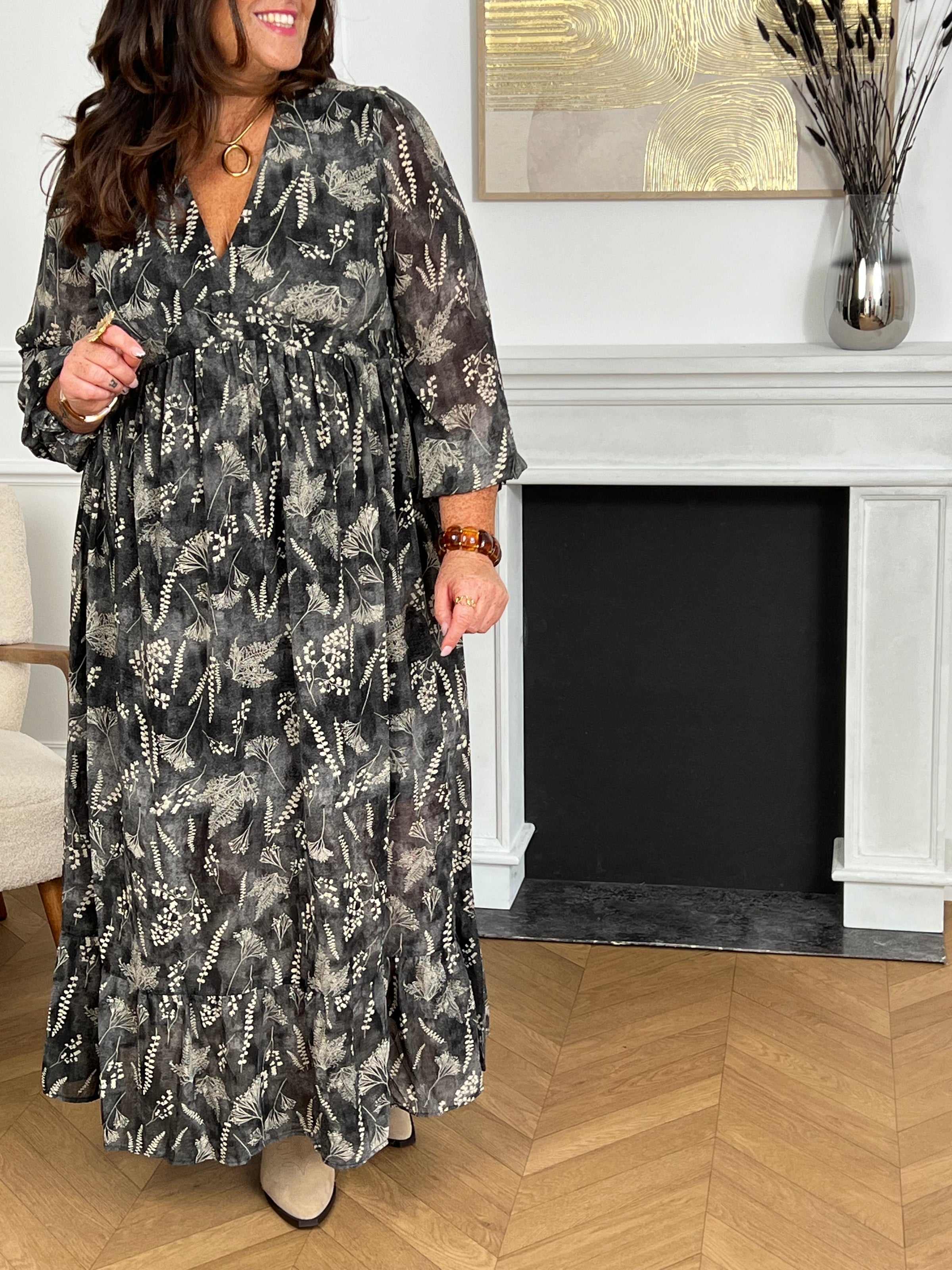 Cette robe longue grise grande taille Maeline combine élégance et confort. Ses motifs délicats apportent une touche de féminité, tandis que les manches longues avec volants ajoutent du charme et de la douceur.