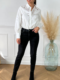 Jean noir femme  Jean taille haute Coupe slim Fermeture à zip avec un bouton 2 poches à l'avant et 2 poches à l'arrière Couleurs : noir Composition : 92% Coton, 5% Polyester, 3% Elasthanne Made in P.R.C