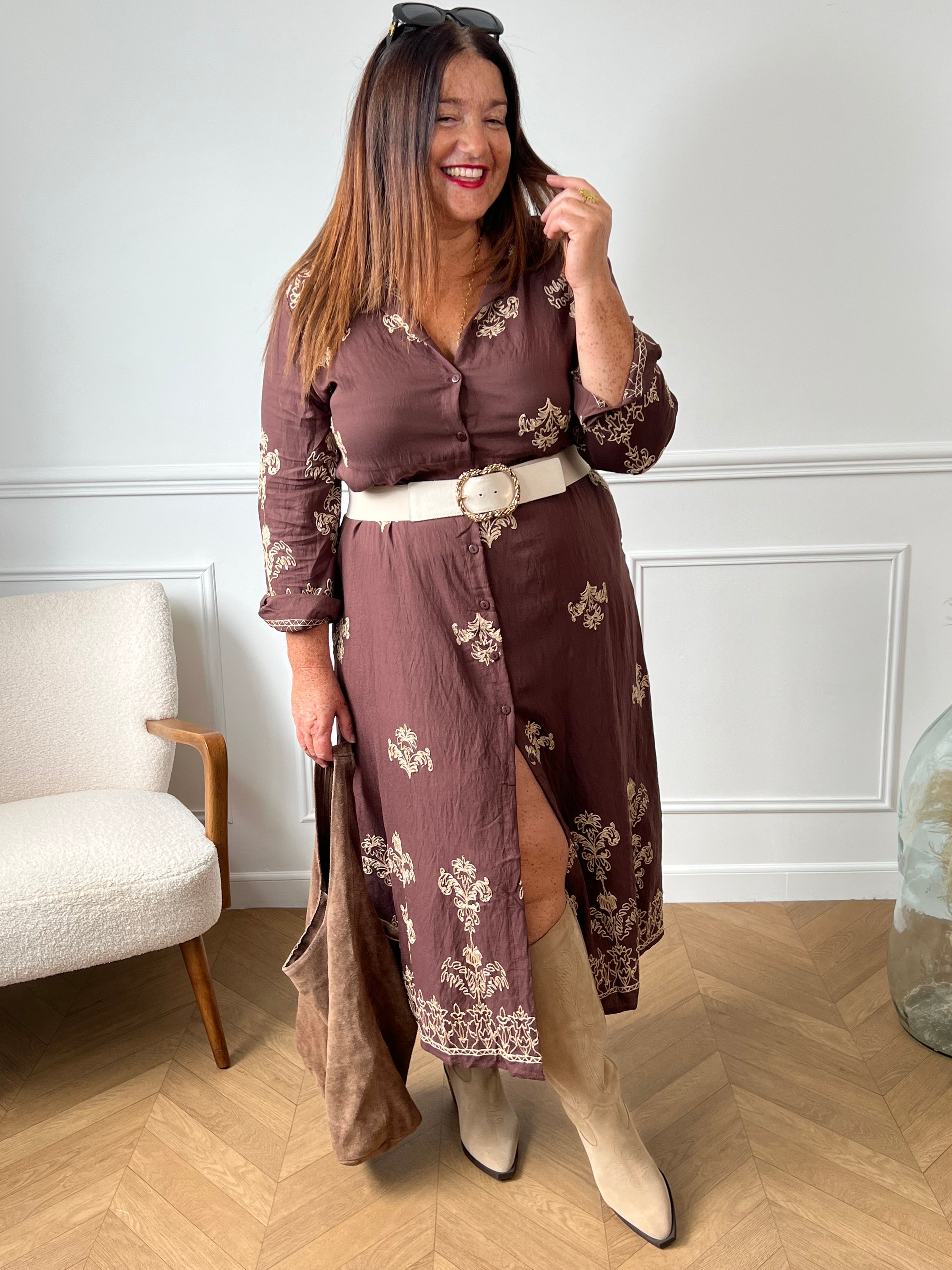 Robe longue marron élégante, mise en valeur par de délicats motifs brodés beiges qui lui apportent charme et raffinement.