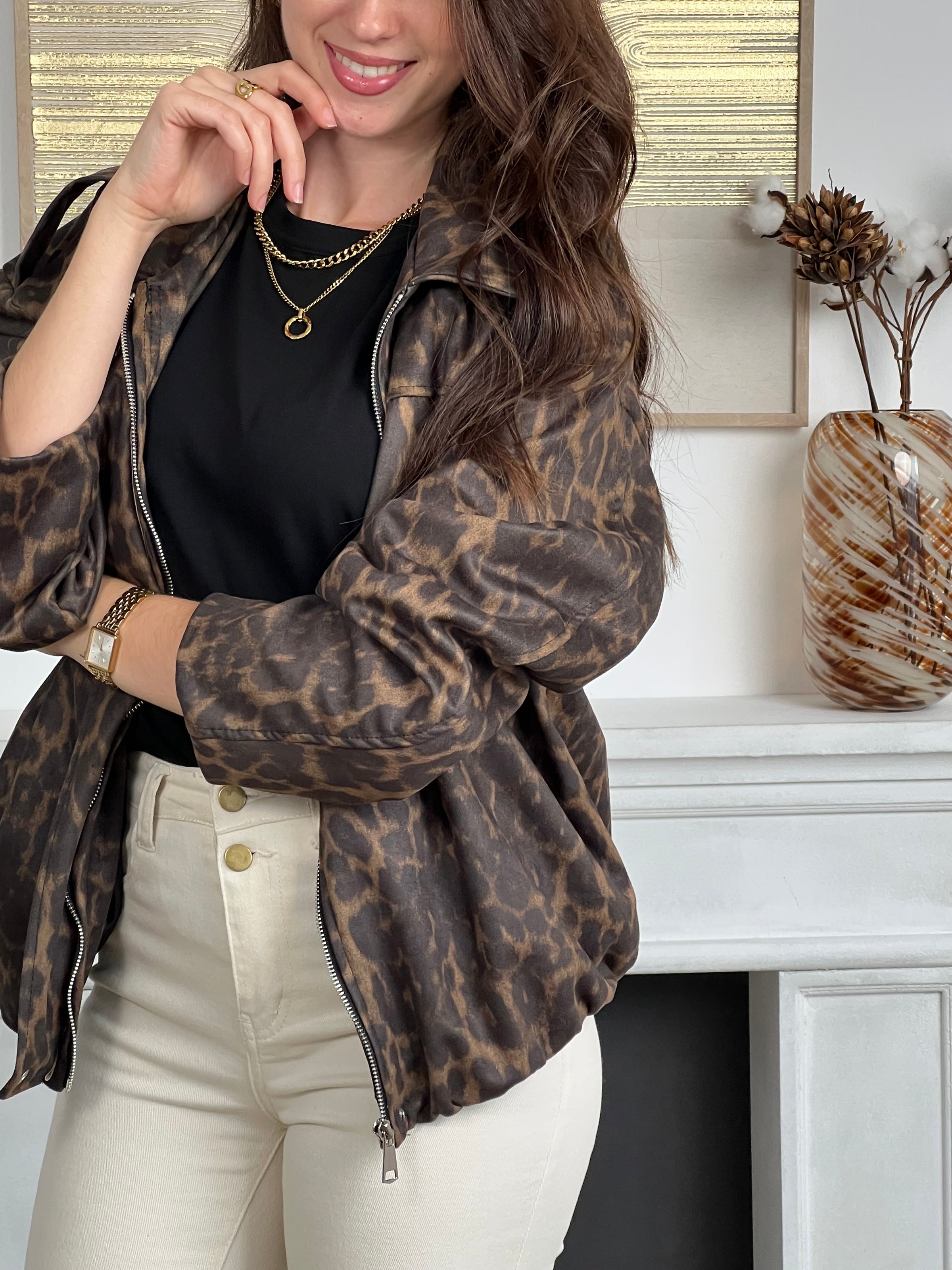 La pièce incontournable de la saison : la jupe short léopard. Avec son imprimé audacieux et sa taille élastique ultra confortable, elle devient l’alliée parfaite pour un look tendance, pratique et facile à porter au quotidien.