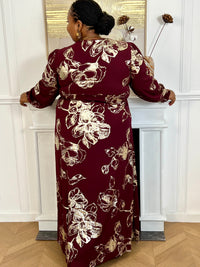 Robe longue bordeaux élégante aux détails dorés grande taille femme, idéale pour les occasions spéciales. Son col V et ses manches longues apportent une touche raffinée, tandis que l’élastique au dos assure un confort parfait. Entièrement doublée jusqu’à mi-longueur, elle allie style et aisance dans des nuances subtiles de bordeaux et doré.