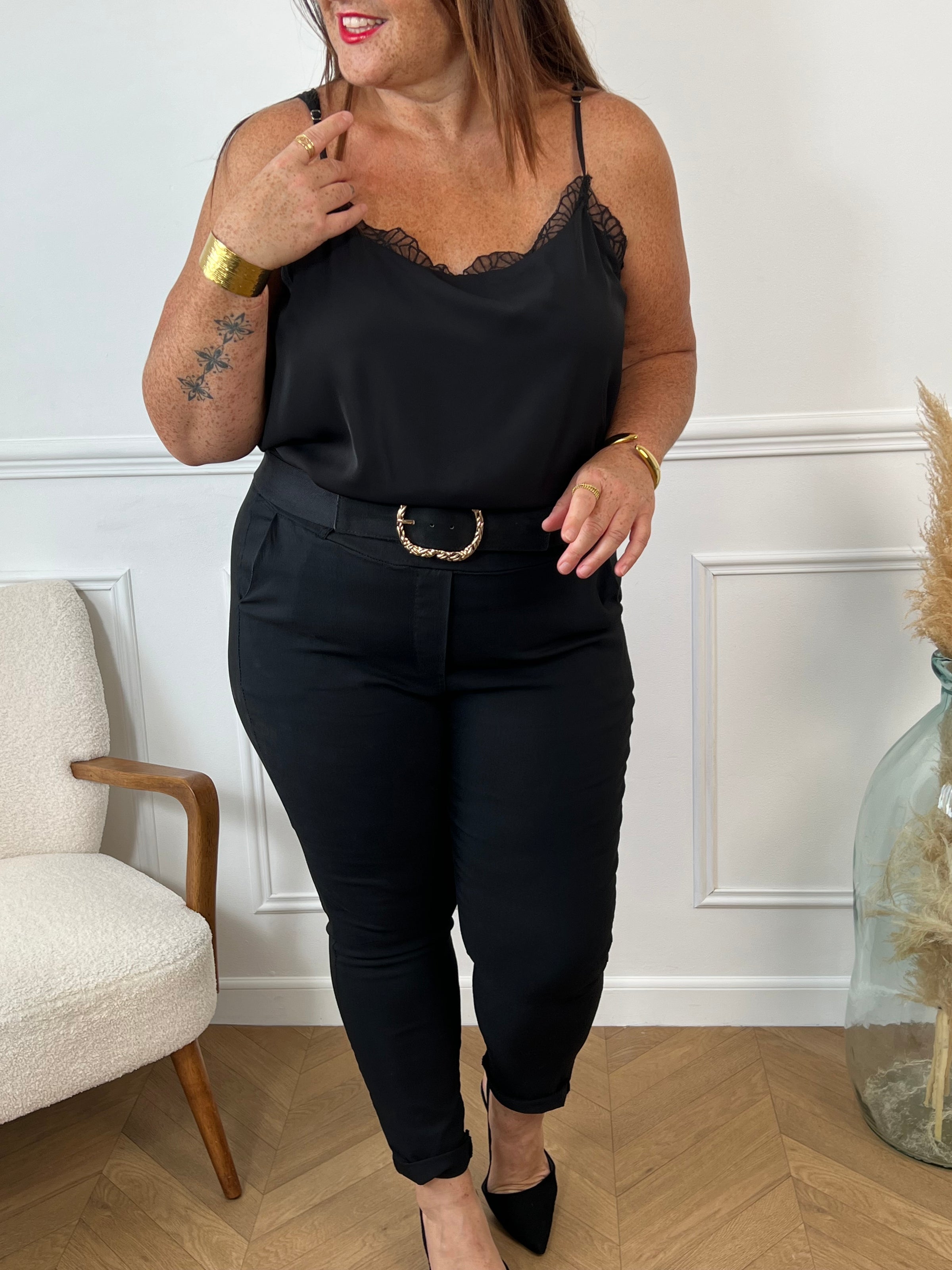 Adoptez un look rafraîchissant avec ce haut noir décontracté de Leonia. Parfait pour les journées ensoleillées, il offre un ajustement confortable et un coupé élégant. Ajoutez ce haut à votre garde-robe pour un style tendance.