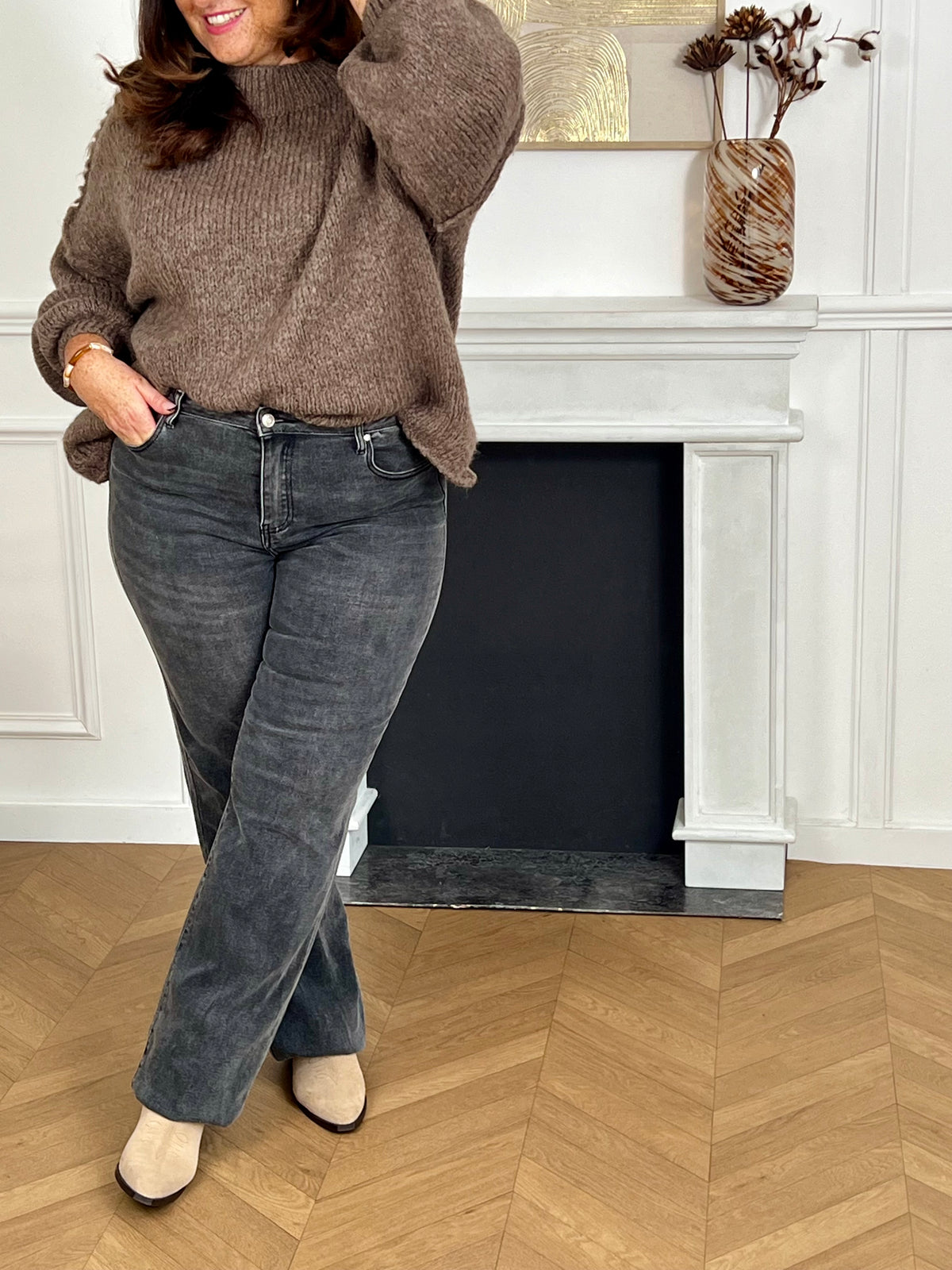 Chaleureux et confortable, ce pull épais en maille marron clair séduit par sa coupe ample et son toucher d’une douceur irrésistible. Facile à porter, il allie style décontracté et cocooning, idéal pour traverser la saison avec élégance et confort.