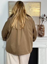 Le classique revisité : le trench court camel. Avec sa coupe moderne et sa teinte intemporelle, il apporte élégance et style à toutes tes tenues. Parfait pour la mi-saison, il se porte aussi bien au quotidien qu’en soirée.