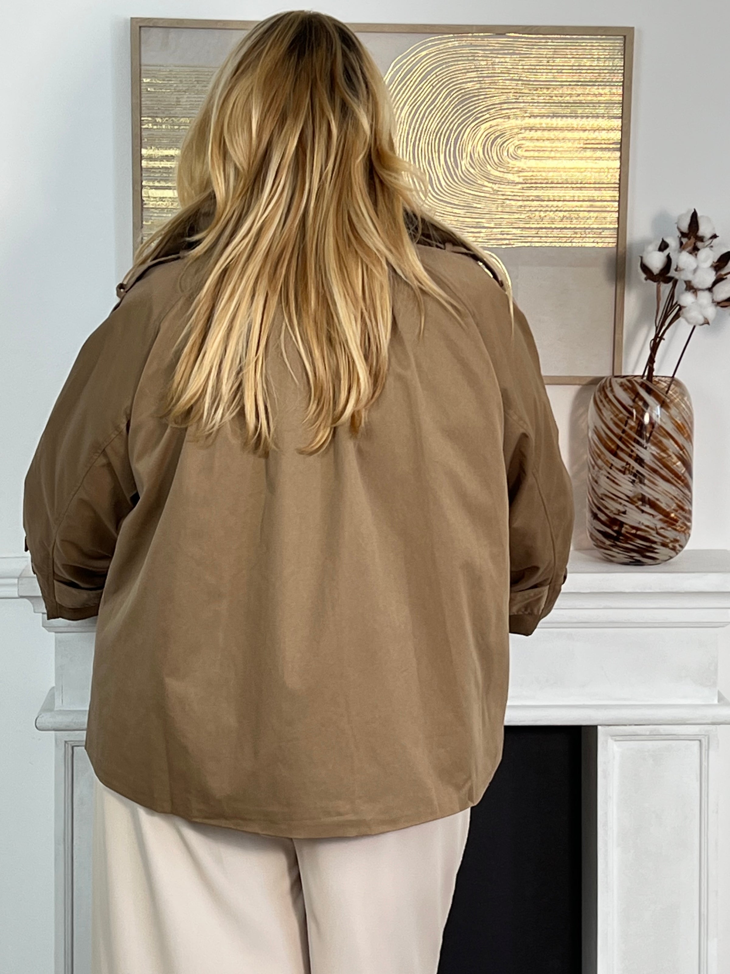 Le classique revisité : le trench court camel. Avec sa coupe moderne et sa teinte intemporelle, il apporte élégance et style à toutes tes tenues. Parfait pour la mi-saison, il se porte aussi bien au quotidien qu’en soirée.