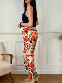 Ce pantalon coloré Teiva pour femme allie confort et style avec sa coupe ample et sa taille élastique au dos. Pratique, il dispose de passants pour ceinture accompagnés d’une ceinture amovible, ainsi que de deux poches latérales. Ses motifs floraux apportent une touche fraîche et féminine à votre tenue, idéale pour un look décontracté et élégant au quotidien.