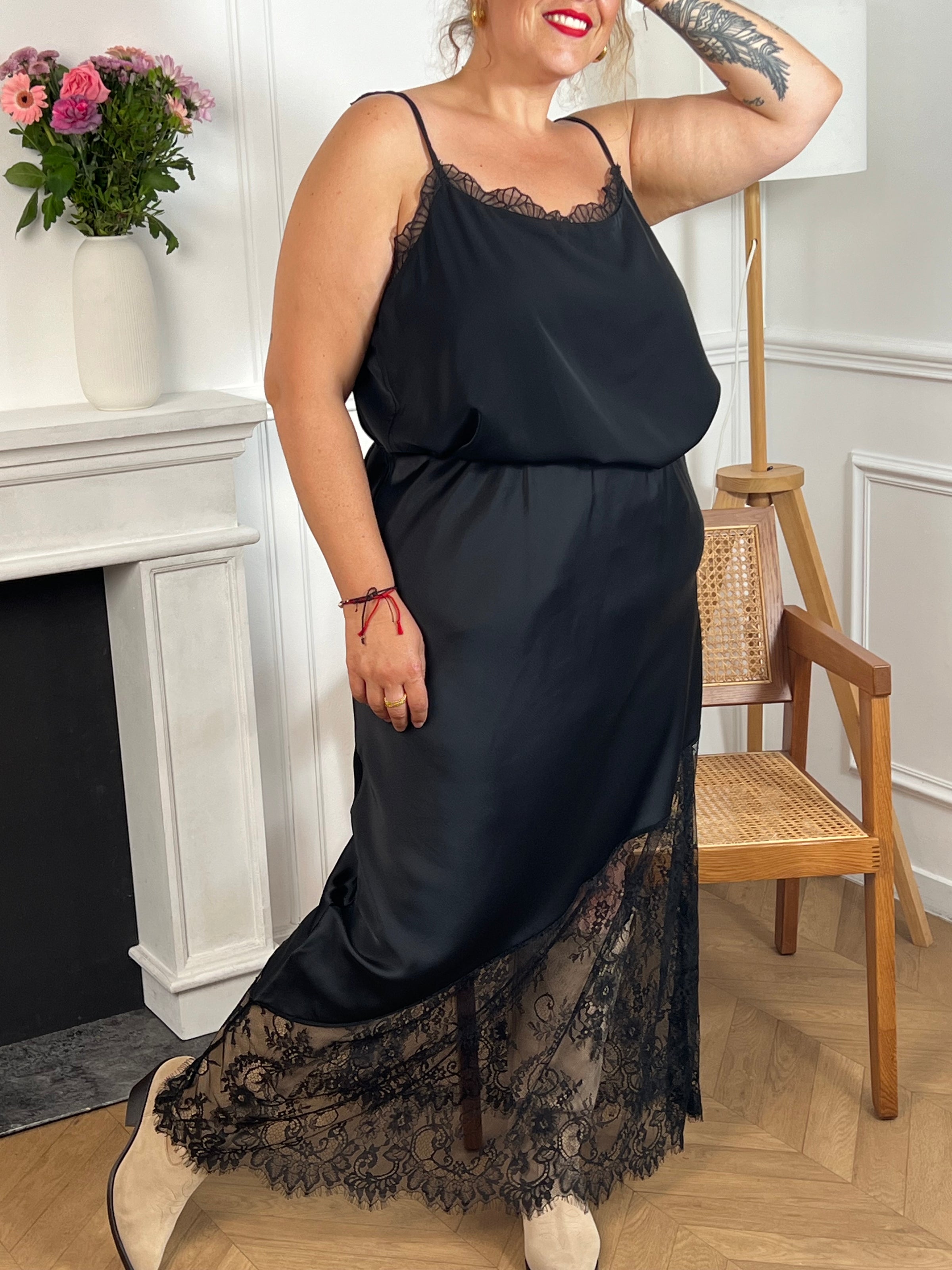 Cette jupe longue noire grande taille est conçue pour allier confort et élégance. Sa taille élastique assure un ajustement parfait, tandis que la dentelle ajourée sur le bas apporte une touche délicate et féminine.