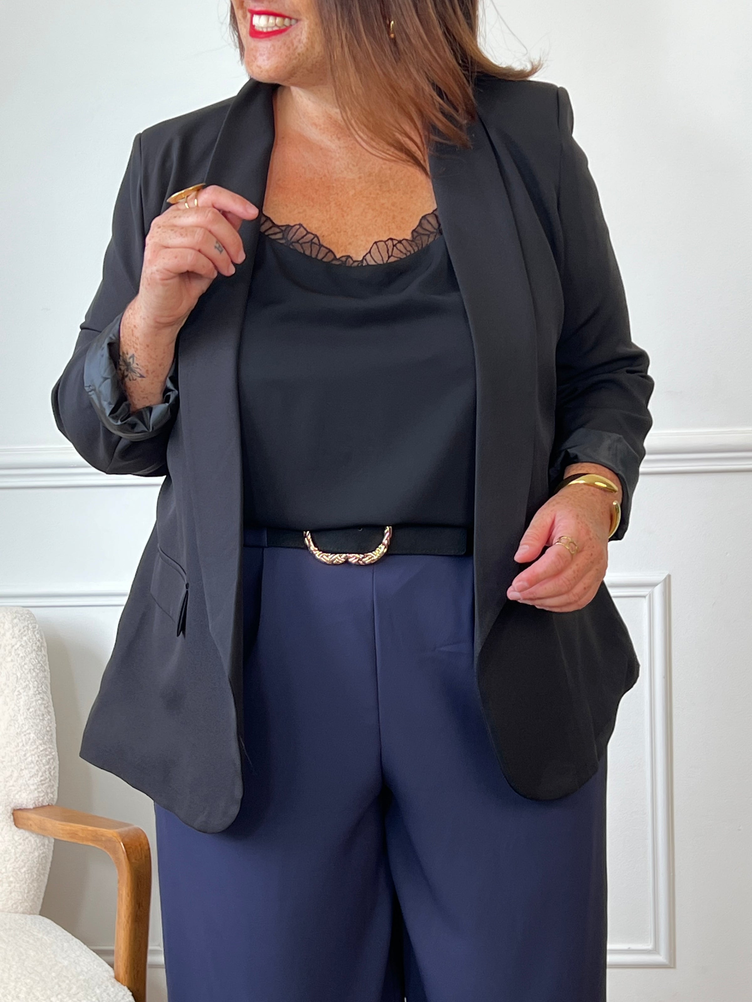 Adoptez un look rafraîchissant avec ce haut noir décontracté de Leonia. Parfait pour les journées ensoleillées, il offre un ajustement confortable et un coupé élégant. Ajoutez ce haut à votre garde-robe pour un style tendance.