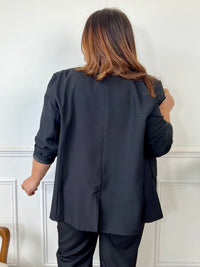 Ce blazer noir grande taille est une pièce élégante et intemporelle. Sa coupe structurée sublime la silhouette, tandis que son tissu doux assure un confort optimal. Parfait pour un look chic au bureau ou une tenue sophistiquée en soirée, il s’adapte à toutes les occasions avec raffinement.