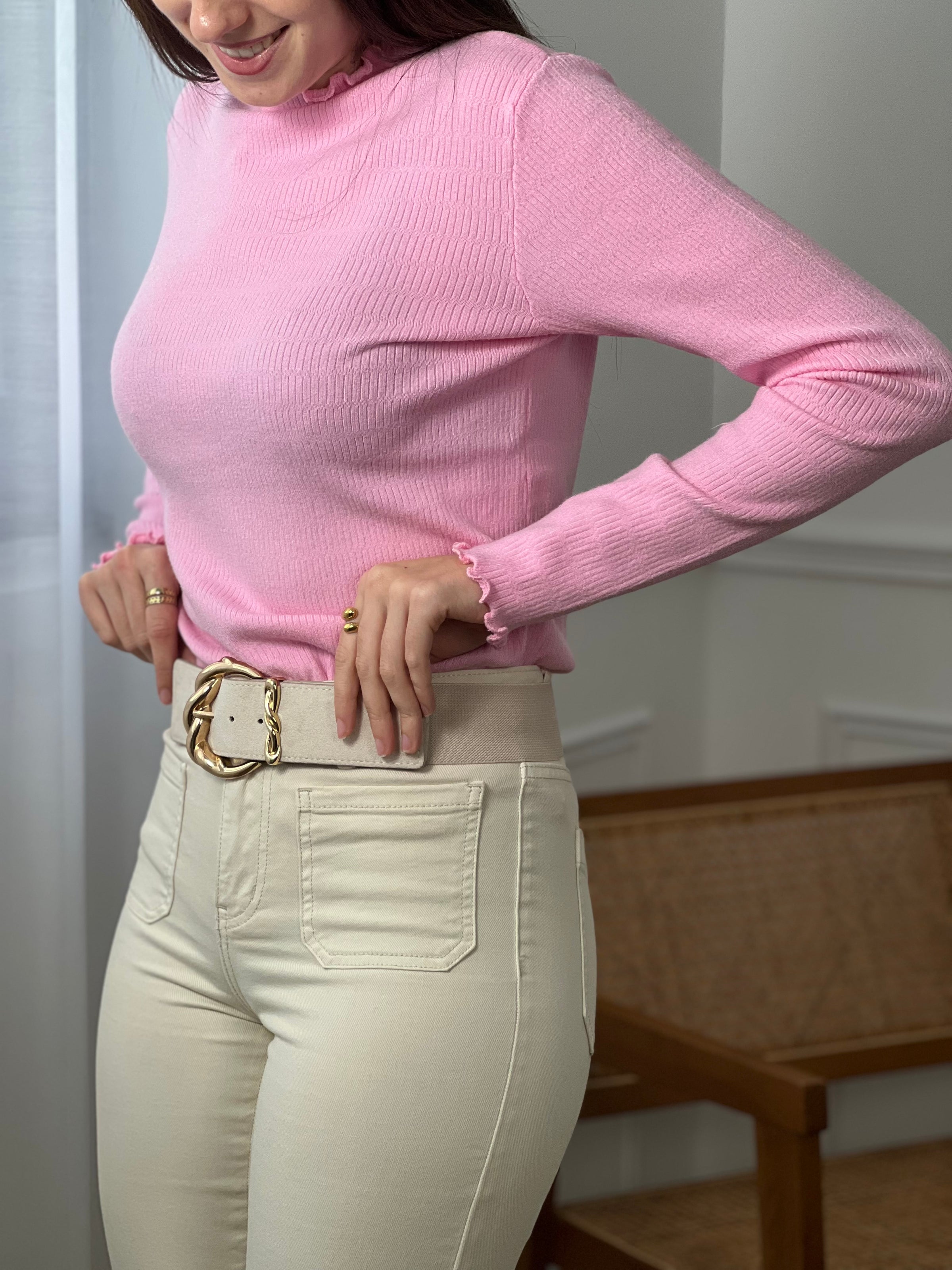 Découvre notre pull fin rose Katie avec ses volants élégants au col et aux manches. Parfait pour ajouter une touche féminine à votre garde-robe et vous tenir au chaud. À porter tendance avec un jean ou pour une occasion spéciale. Trouvez votre style avec ce pull polyvalent.