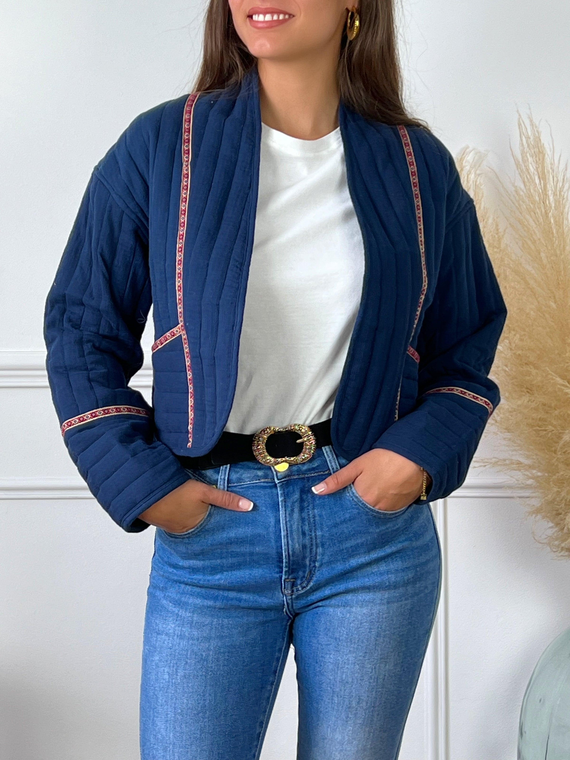 Jean bleu femme  Jean taille haute Coupe droite Fermeture à zip avec un bouton 2 poches à l'avant et 2 poches à l'arrière Couleurs : bleu Composition : 92% Coton, 5% Polyester, 3% Elasthanne Made in P.R.C