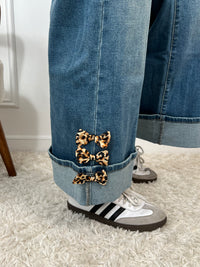 Transformez votre style avec notre jean palazzo stretch Zelie ! Ses 2 poches avant et arrière pratiques, ainsi que son passant pour ceinture, vous offrent un confort pratique. Et n'oublions pas le noeud léopard sur le bas des jambes qui lui donne une touche de folie. Une pièce amusante pour une mode sans prise de tête.