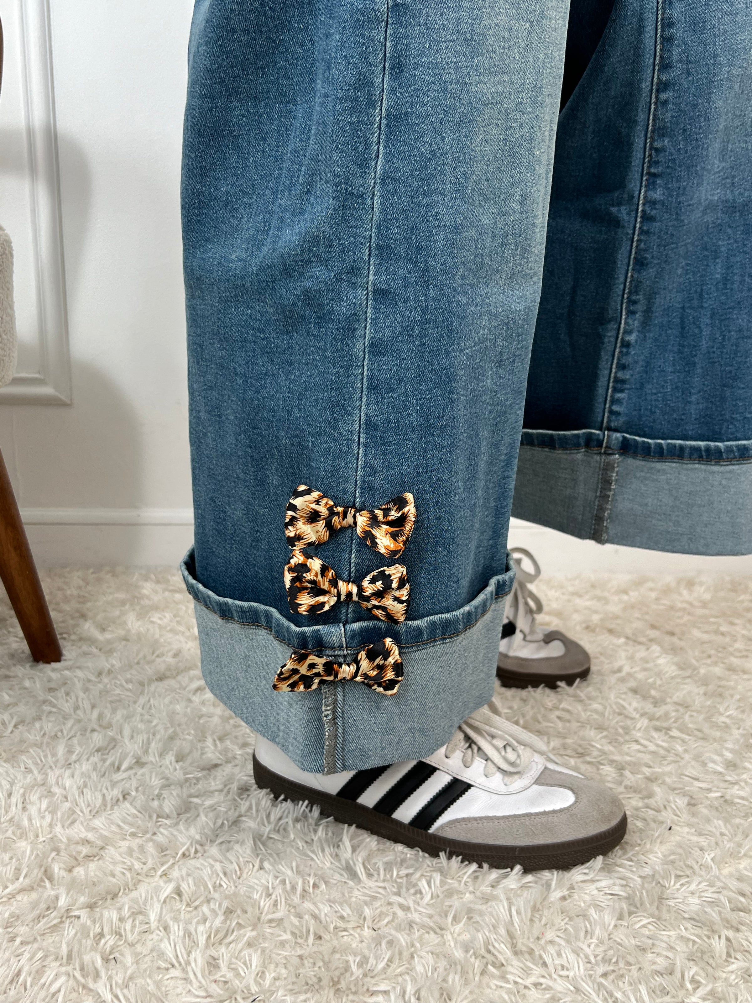 Transformez votre style avec notre jean palazzo stretch Zelie ! Ses 2 poches avant et arrière pratiques, ainsi que son passant pour ceinture, vous offrent un confort pratique. Et n'oublions pas le noeud léopard sur le bas des jambes qui lui donne une touche de folie. Une pièce amusante pour une mode sans prise de tête.