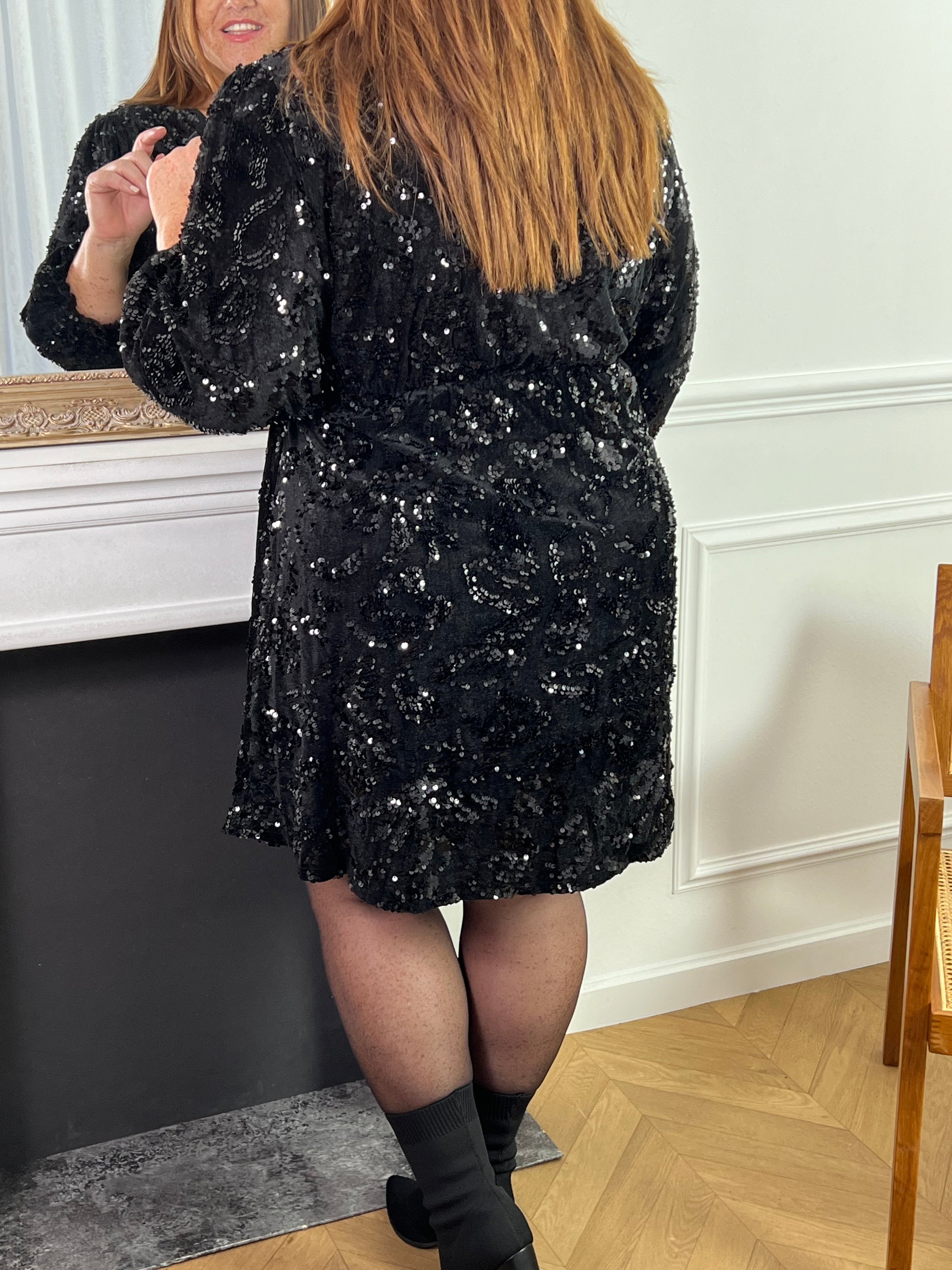 Découvrez notre magnifique robe noire Bloum à sequins ! Avec son col et sa taille élastiques, elle s'adapte parfaitement à votre silhouette pour un confort optimal. Ses détails en sequins et sa matière douce effet velours vous feront briller lors de vos soirées festives. 