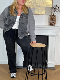 Cette veste grise bi-matière allie l'élégance du jean à la douceur de la maille pour un confort optimal. Dotée d’un col chemise classique, elle se ferme grâce à une rangée de boutons sur le devant et dispose de deux poches avant fermées par boutons, alliant praticité et style.