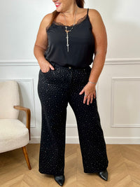 Le jean noir grande taille Romane allie confort et style avec ses deux poches à l’avant et à l’arrière, idéales pour garder l’essentiel à portée de main. Ses passants pour ceinture offrent une tenue ajustée parfaite, tandis que le détail strass sur le devant apporte une touche d’éclat discrète et élégante.