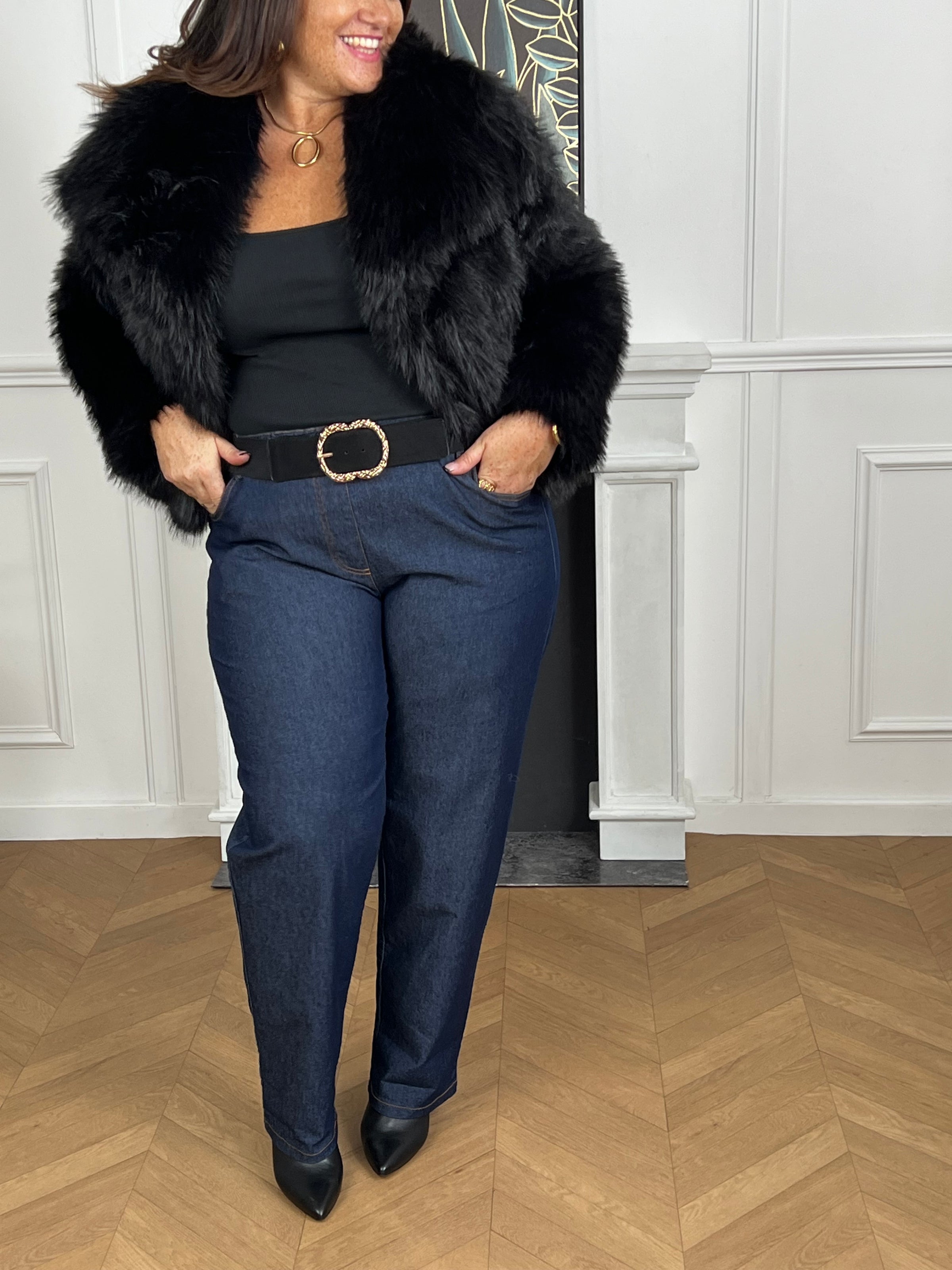 Cette veste noire grande taille Talia allie élégance et confort avec sa fausse fourrure douce qui apporte une touche chaleureuse et luxueuse. Ses manches longues et son col revers offrent une silhouette soignée et tendance, parfaite pour les journées fraîches.
