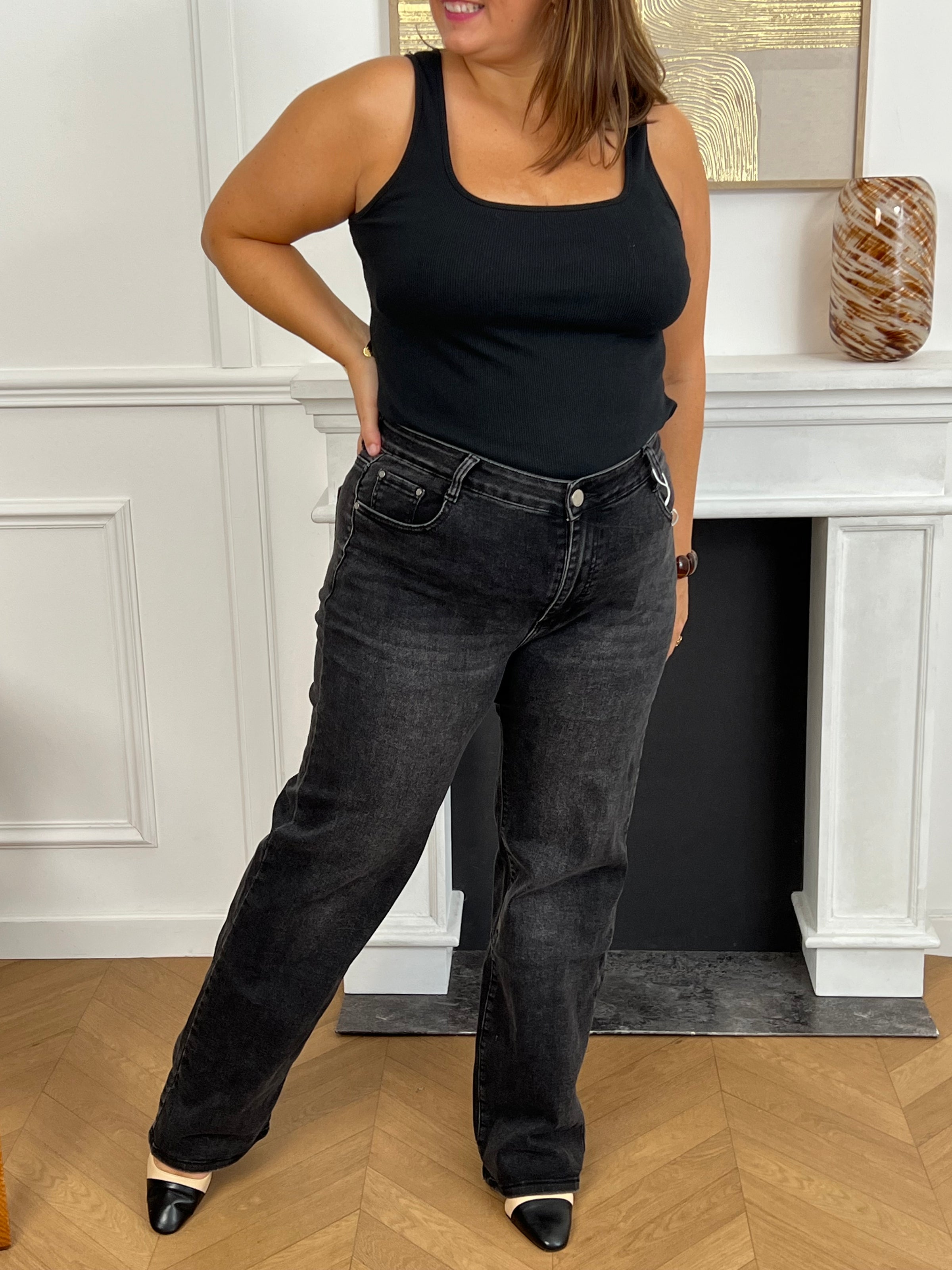 Découvrez le jean gris foncé grande taille Célestine, conçu pour allier confort et style. Sa coupe droite offre une silhouette élégante et facile à porter au quotidien. Pratique, il dispose de deux poches à l'avant et à l'arrière pour garder vos essentiels à portée de main.