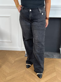 Découvrez le jean gris foncé grande taille Célestine, conçu pour allier confort et style. Sa coupe droite offre une silhouette élégante et facile à porter au quotidien. Pratique, il dispose de deux poches à l'avant et à l'arrière pour garder vos essentiels à portée de main.