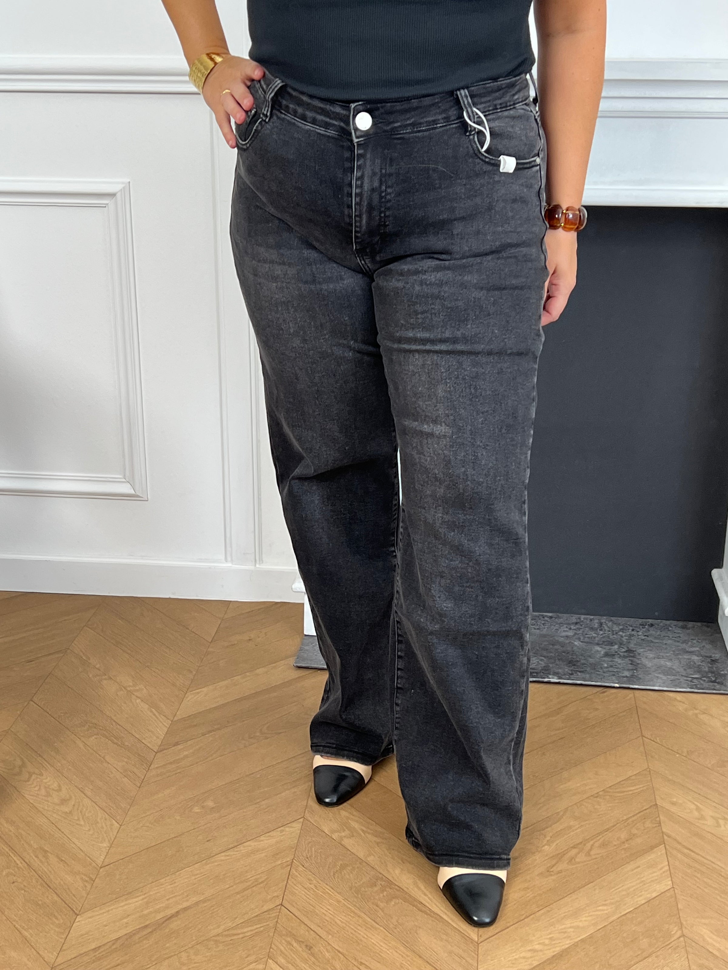 Découvrez le jean gris foncé grande taille Célestine, conçu pour allier confort et style. Sa coupe droite offre une silhouette élégante et facile à porter au quotidien. Pratique, il dispose de deux poches à l'avant et à l'arrière pour garder vos essentiels à portée de main.