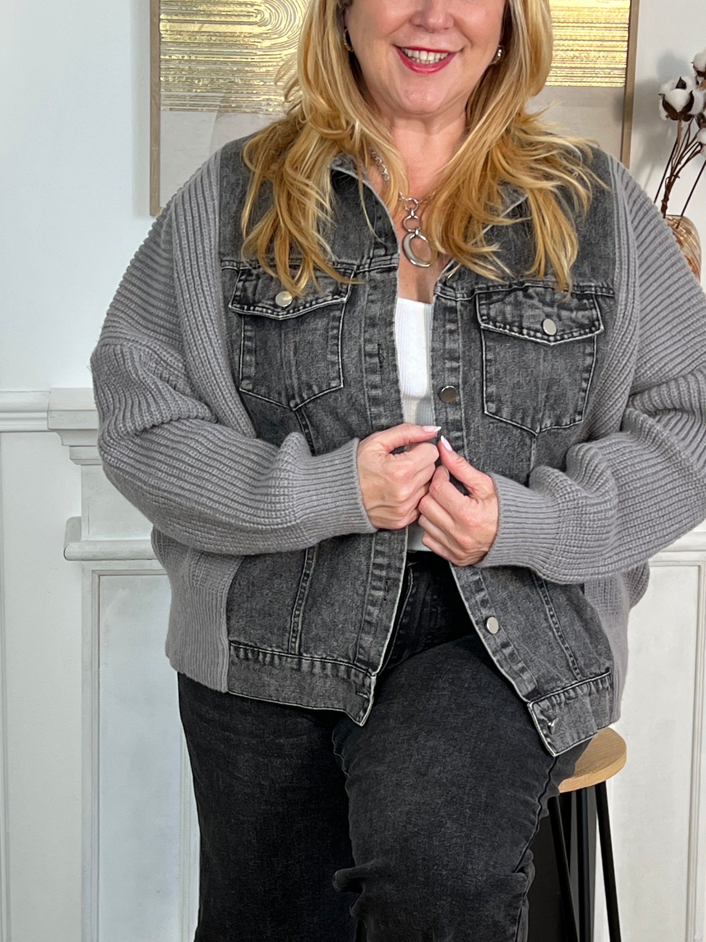 Cette veste grise bi-matière allie l'élégance du jean à la douceur de la maille pour un confort optimal. Dotée d’un col chemise classique, elle se ferme grâce à une rangée de boutons sur le devant et dispose de deux poches avant fermées par boutons, alliant praticité et style.