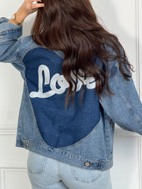 Cette veste en jean bleue Maina allie style et confort au quotidien. Dotée d’un col chemise classique, elle se ferme par des boutons sur toute la longueur ainsi qu’aux manches, pour un ajustement parfait.