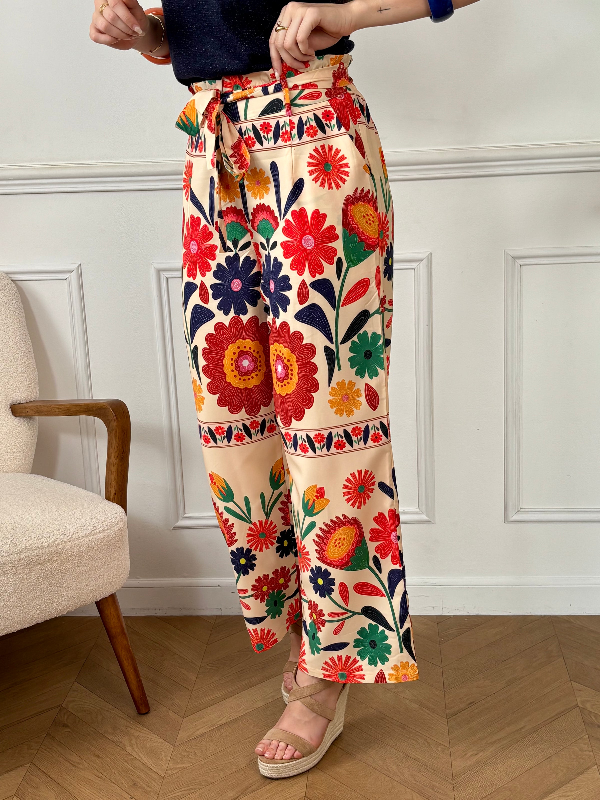 Ce pantalon coloré Teiva pour femme allie confort et style avec sa coupe ample et sa taille élastique au dos. Pratique, il dispose de passants pour ceinture accompagnés d’une ceinture amovible, ainsi que de deux poches latérales. Ses motifs floraux apportent une touche fraîche et féminine à votre tenue, idéale pour un look décontracté et élégant au quotidien.