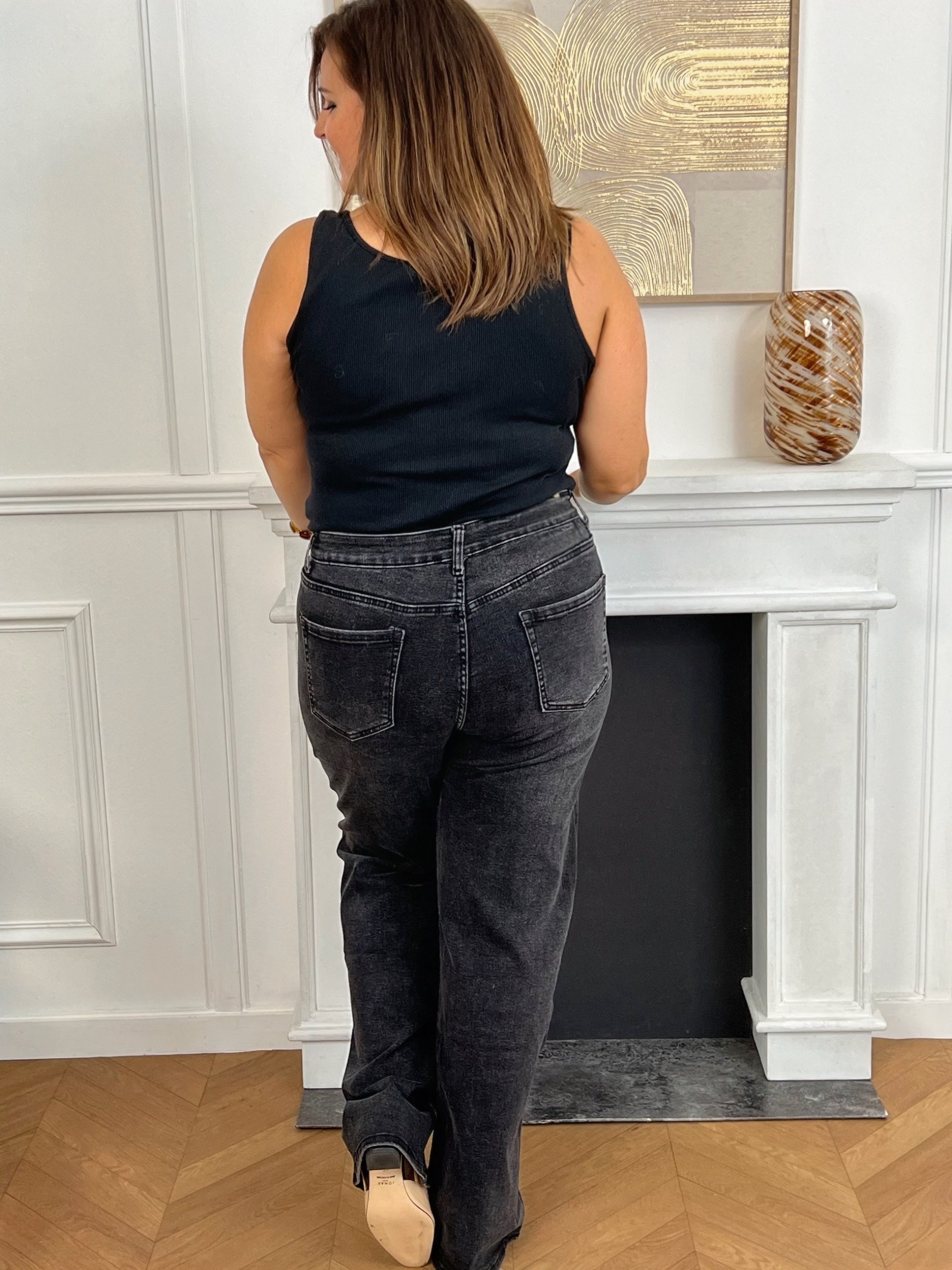 Découvrez le jean gris foncé grande taille Célestine, conçu pour allier confort et style. Sa coupe droite offre une silhouette élégante et facile à porter au quotidien. Pratique, il dispose de deux poches à l'avant et à l'arrière pour garder vos essentiels à portée de main.