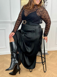 Cette jupe longue en satin noire, modèle Lola, allie élégance et confort grâce à sa taille élastique qui s'adapte parfaitement à toutes les morphologies.