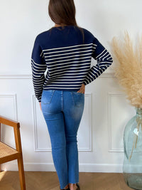 Jean bleu femme  Jean taille haute Coupe droite Fermeture à zip avec un bouton 2 poches à l'avant et 2 poches à l'arrière Couleurs : bleu Composition : 92% Coton, 5% Polyester, 3% Elasthanne Made in P.R.C