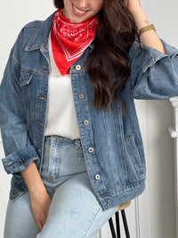 Cette veste en jean bleue Maina allie style et confort au quotidien. Dotée d’un col chemise classique, elle se ferme par des boutons sur toute la longueur ainsi qu’aux manches, pour un ajustement parfait.