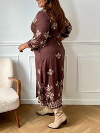 Robe longue marron élégante, mise en valeur par de délicats motifs brodés beiges qui lui apportent charme et raffinement.
