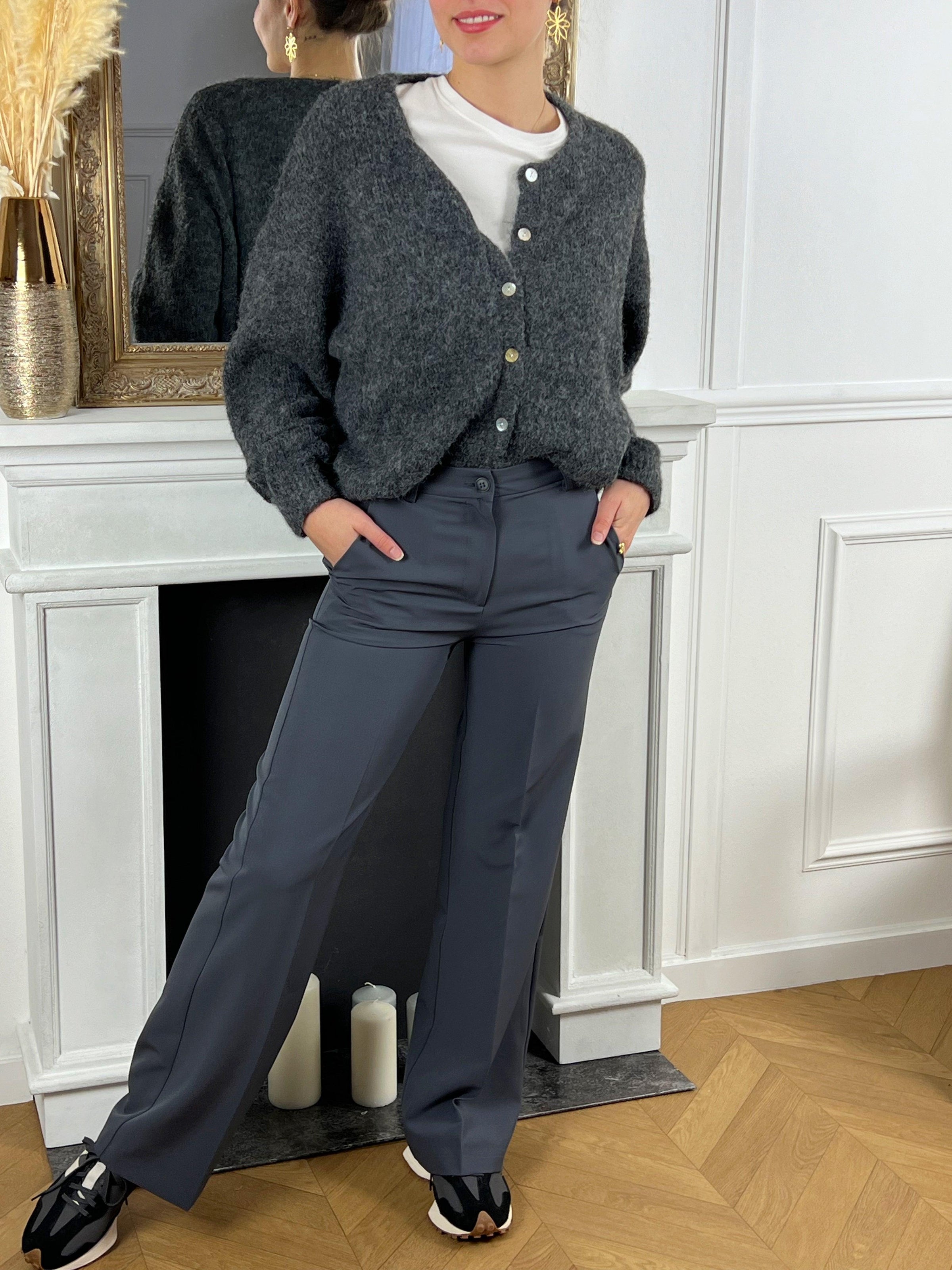 Pantalon gris taille haute femme Pantalon gris Coupe droite Fermeture à zip avec un bouton Passants pour ceinture 2 latérales Couleur : gris Composition : 90% Polyester 10% Elasthanne Made in Italie