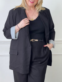 Ce blazer grande taille allie style intemporel et confort exceptionnel. Parfait pour toute occasion, ce blazer apportera une touche sophistiquée à votre garde-robe.
