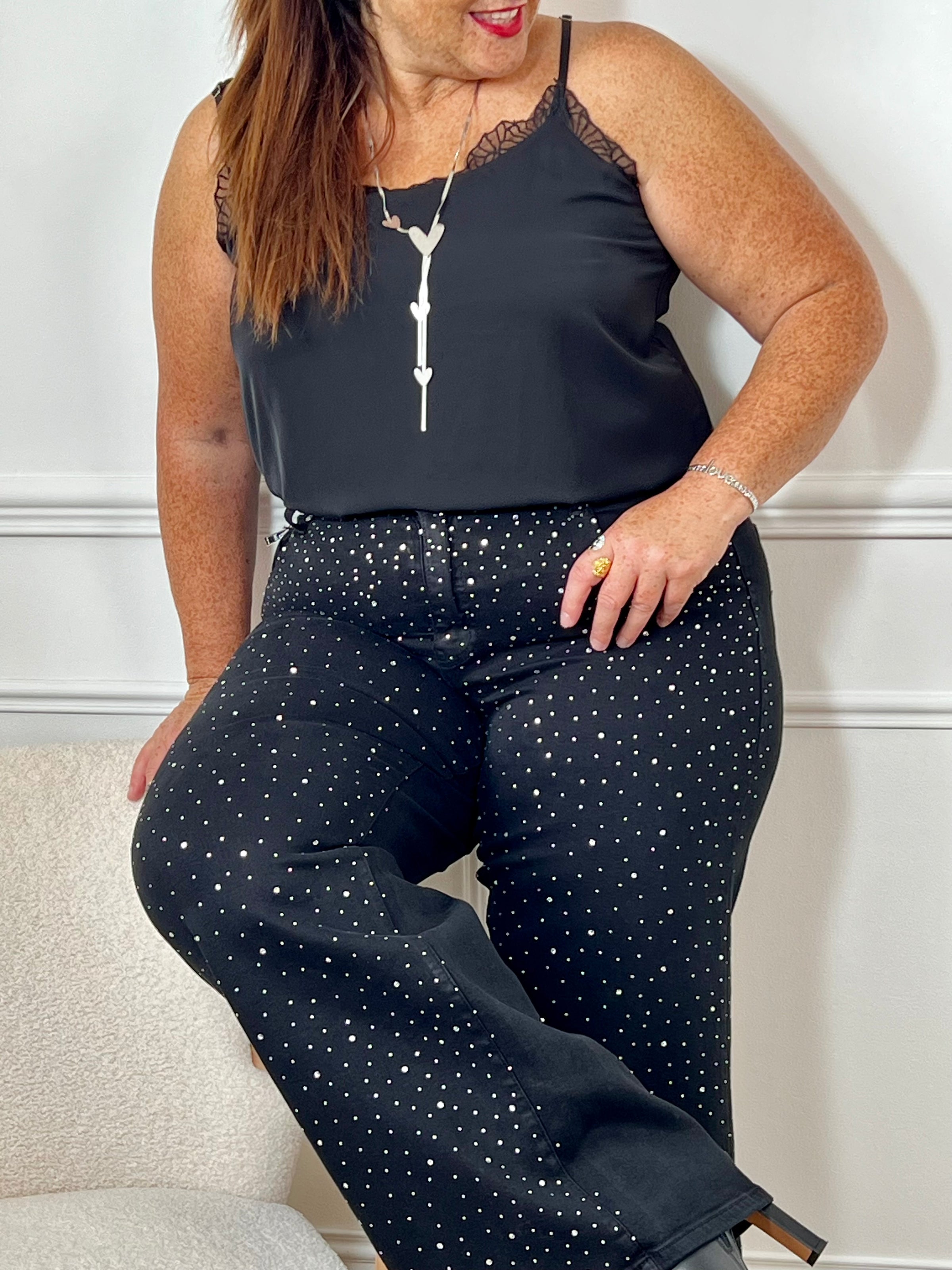Le jean noir grande taille Romane allie confort et style avec ses deux poches à l’avant et à l’arrière, idéales pour garder l’essentiel à portée de main. Ses passants pour ceinture offrent une tenue ajustée parfaite, tandis que le détail strass sur le devant apporte une touche d’éclat discrète et élégante.