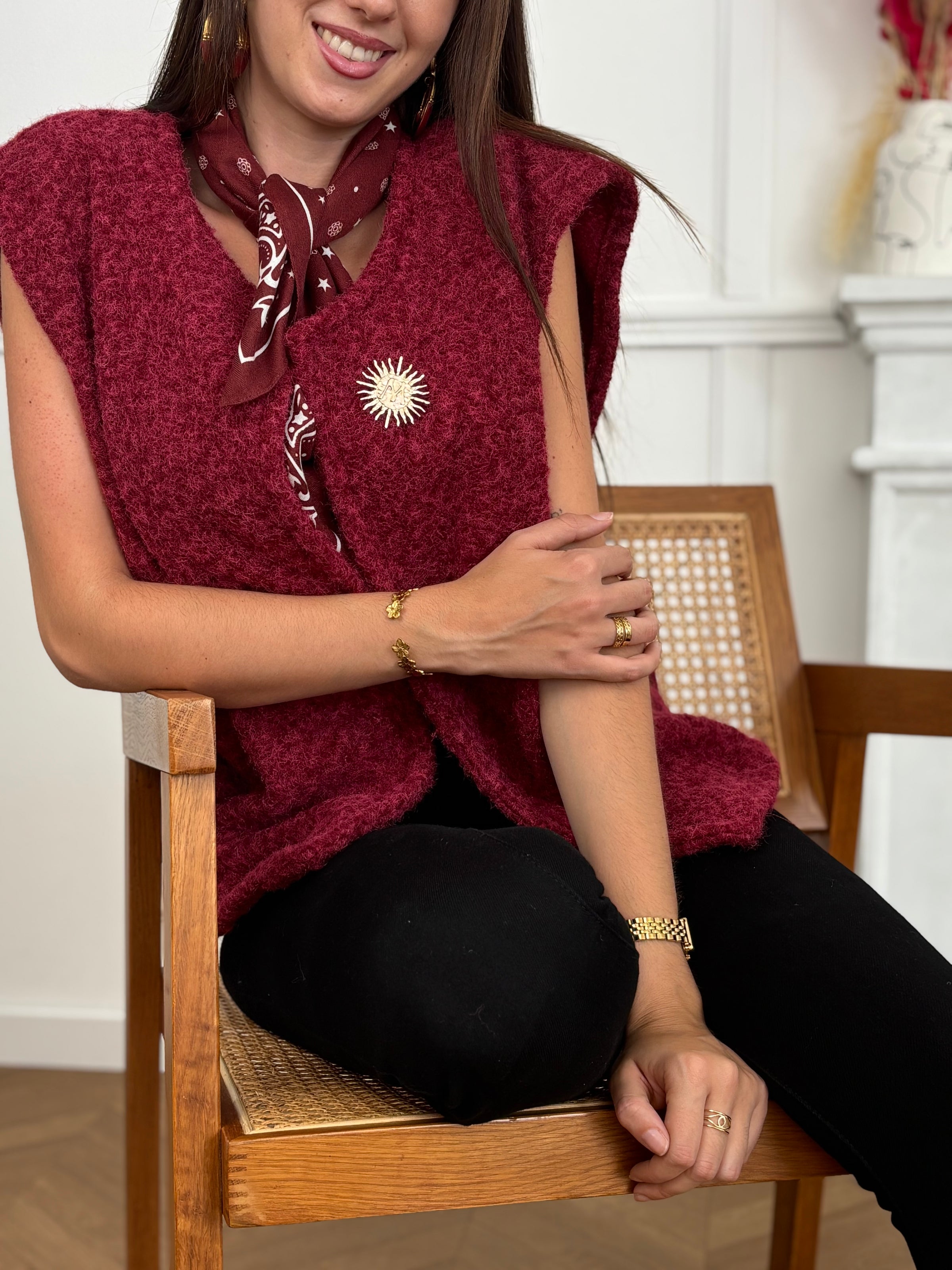 Découvrez notre veste sans manches femme couleur bordeaux, à l’effet moumoute tendance et douce. Son col V élégant est rehaussé d’une broche dorée amovible sur le devant pour un style raffiné. Une pièce moderne et confortable, idéale pour compléter vos tenues d’automne et d’hiver.