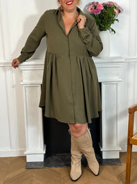 Découvrez l'essence du chic avec notre petite robe kaki fluide et courte, agrémentée de boutons délicats sur le devant pour une touche classique et contemporaine.