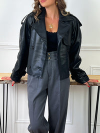 Trench court en simili noir femme Trench Manches longues Boutons noirs Coupe ample Ceinture amovible à la taille et aux manches Couleur : noir Rabat qui tombe sur les épaules Composition : 100% Polyurethane, Doublure : 100% Polyester Made in P.R.C
