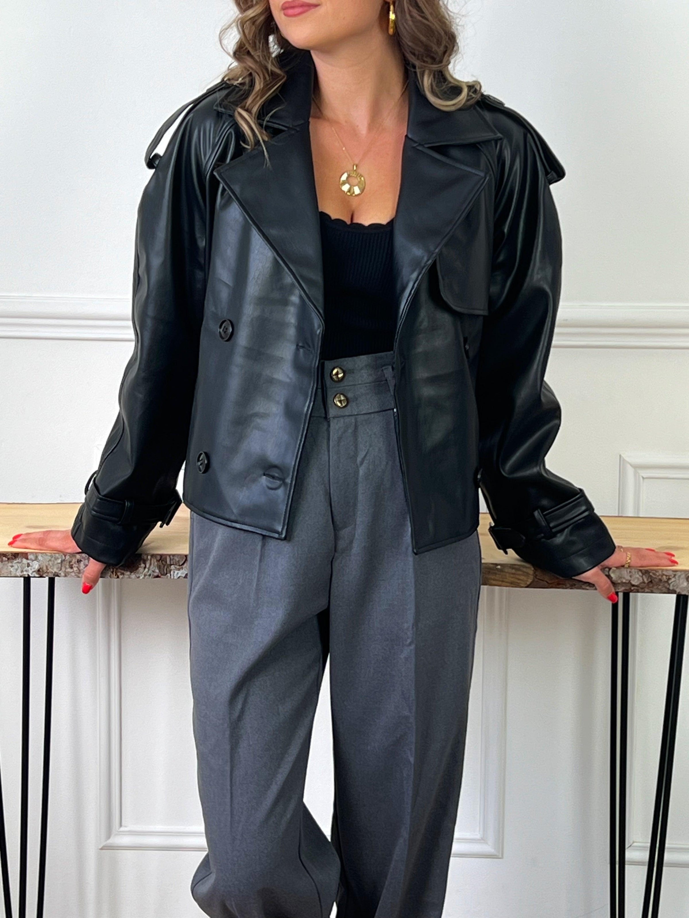 Trench court en simili noir femme Trench Manches longues Boutons noirs Coupe ample Ceinture amovible à la taille et aux manches Couleur : noir Rabat qui tombe sur les épaules Composition : 100% Polyurethane, Doublure : 100% Polyester Made in P.R.C