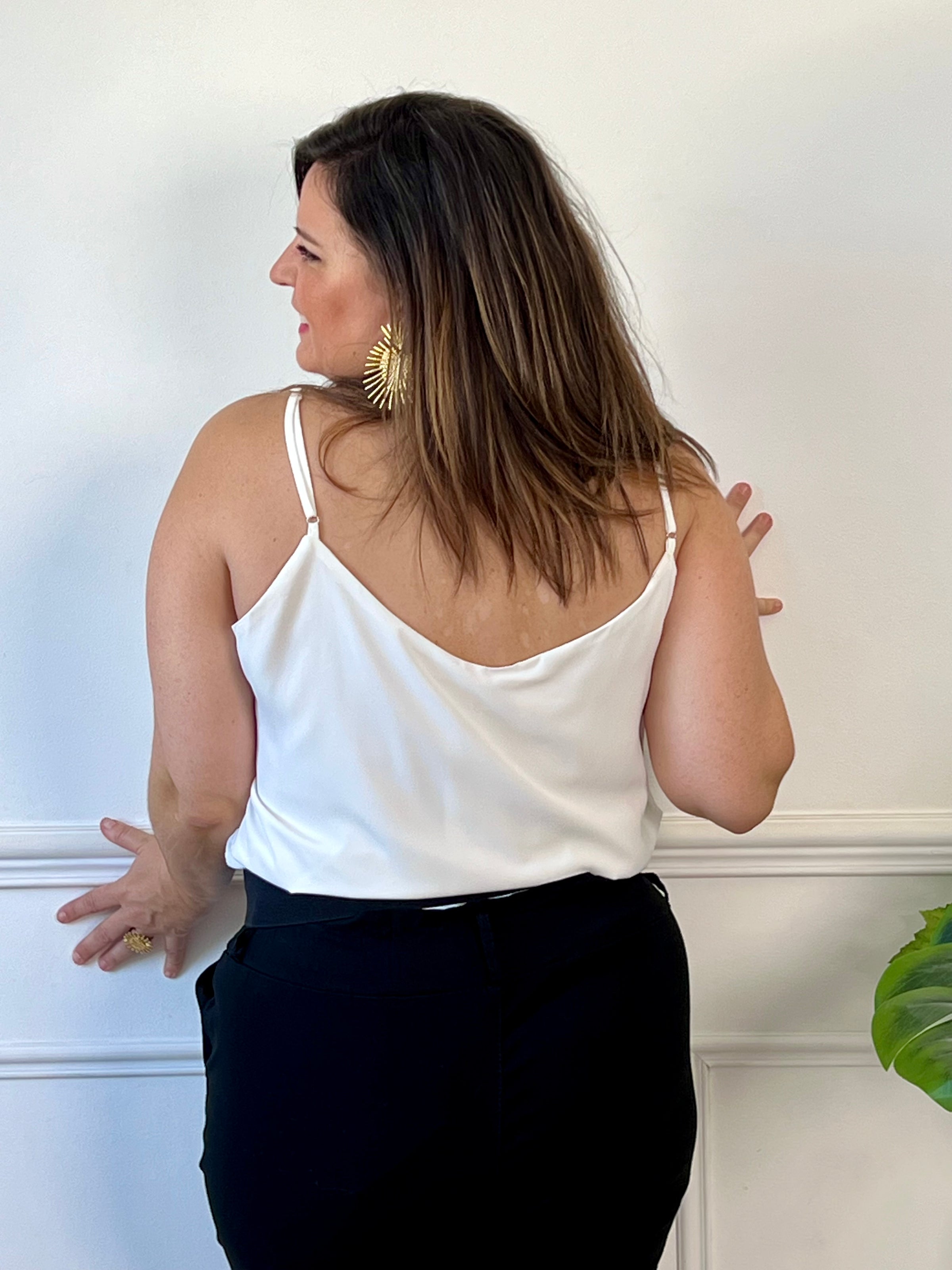 Adoptez un look rafraîchissant avec ce top blanc décontracté de Leonia. Parfait pour les journées ensoleillées, il offre un ajustement confortable et une coupe élégante. Ajoutez ce top à votre garde-robe pour un style tendance.