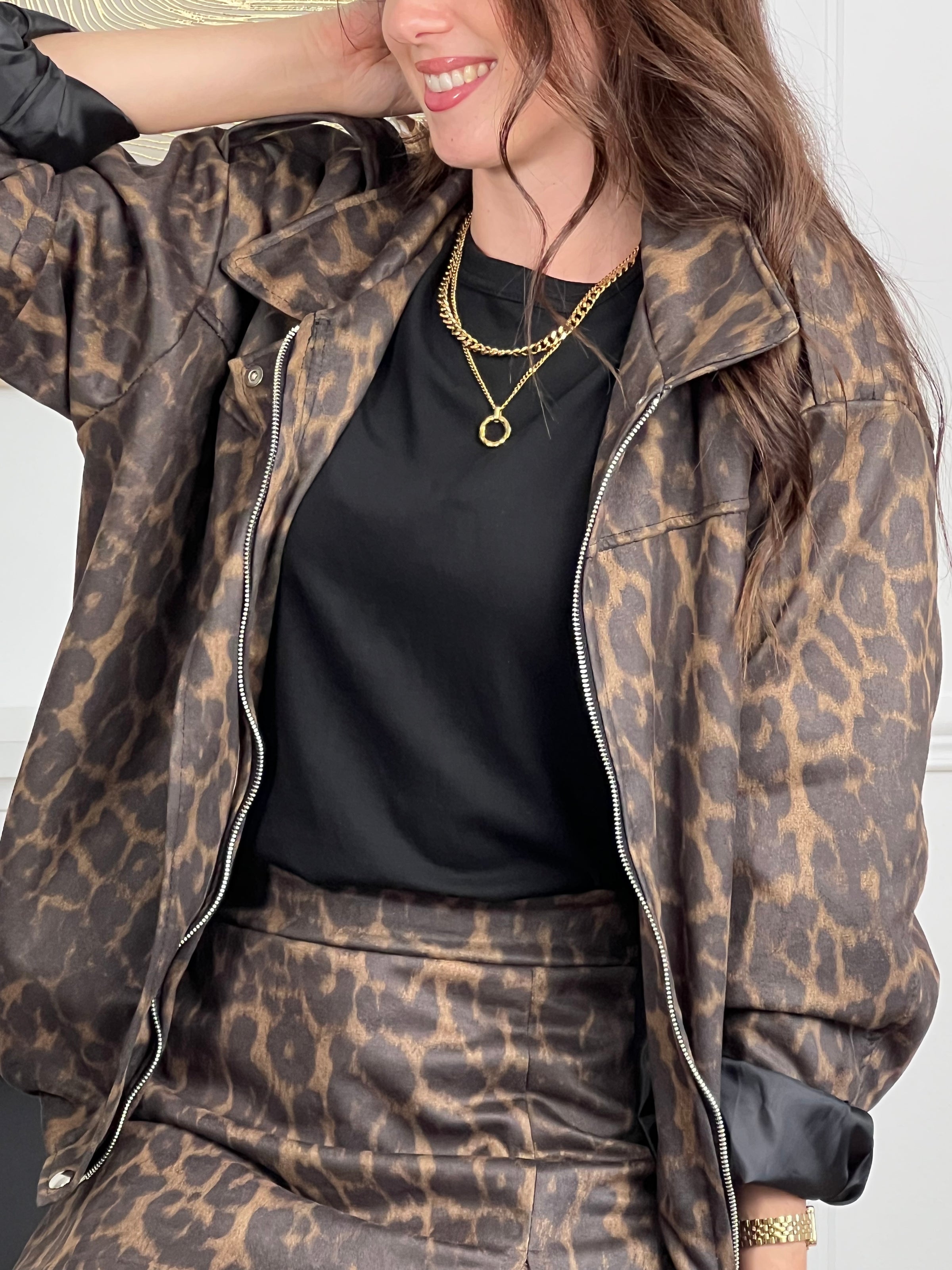 La pièce incontournable de la saison : la jupe short léopard. Avec son imprimé audacieux et sa taille élastique ultra confortable, elle devient l’alliée parfaite pour un look tendance, pratique et facile à porter au quotidien.